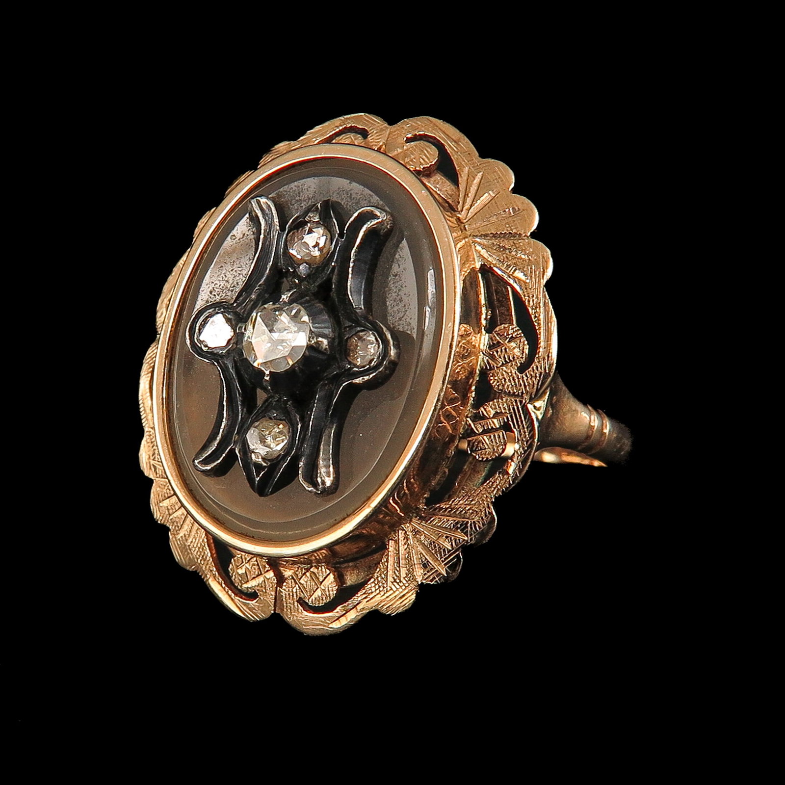 A 14KG Diamond Ring: 14 Krt. gold, set with 5 diamonds, ring size 18