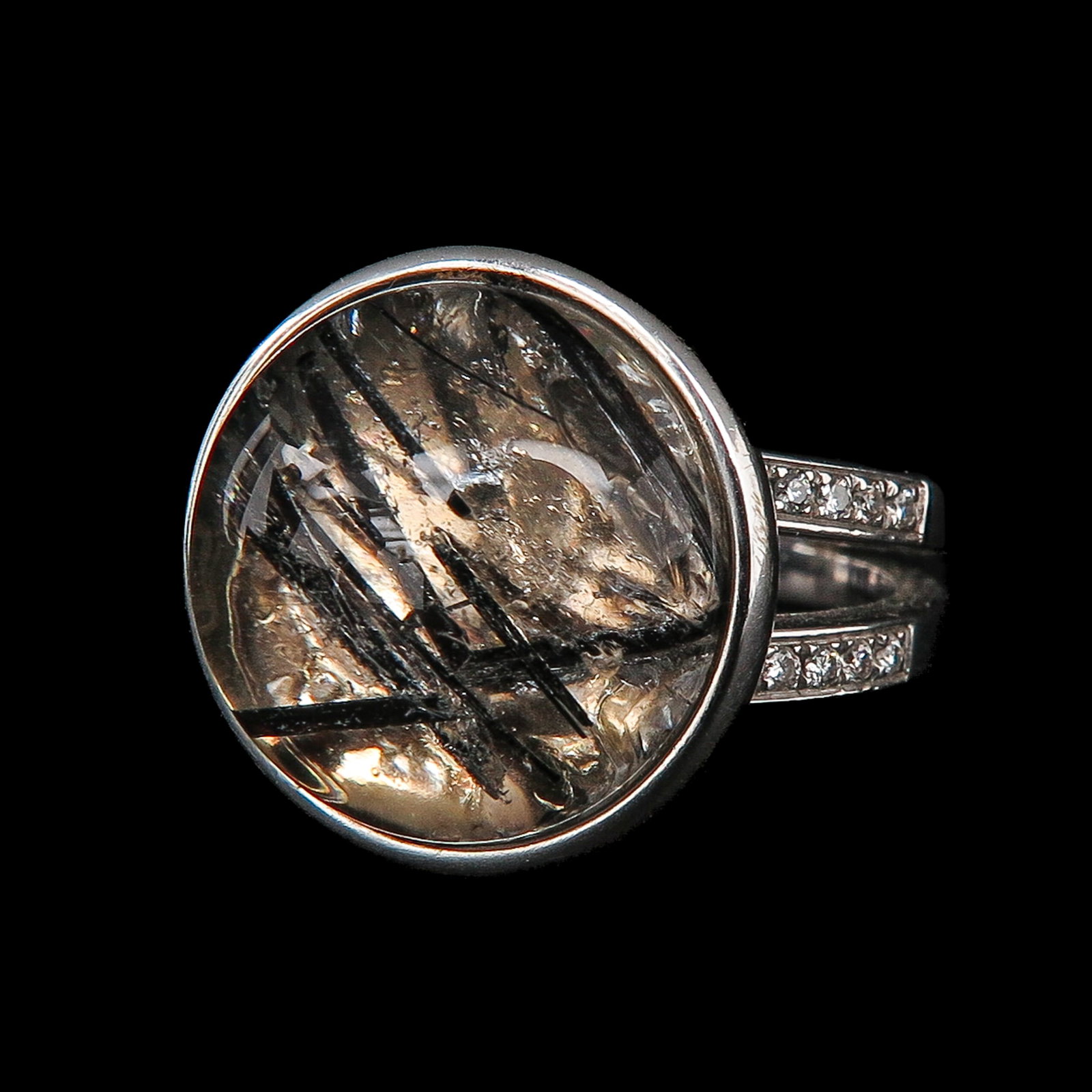 A Ladies 18KG Diamond and Quartz Ring: 18 Krt. gold, set with rutile quartz and small diamonds, ring size 17