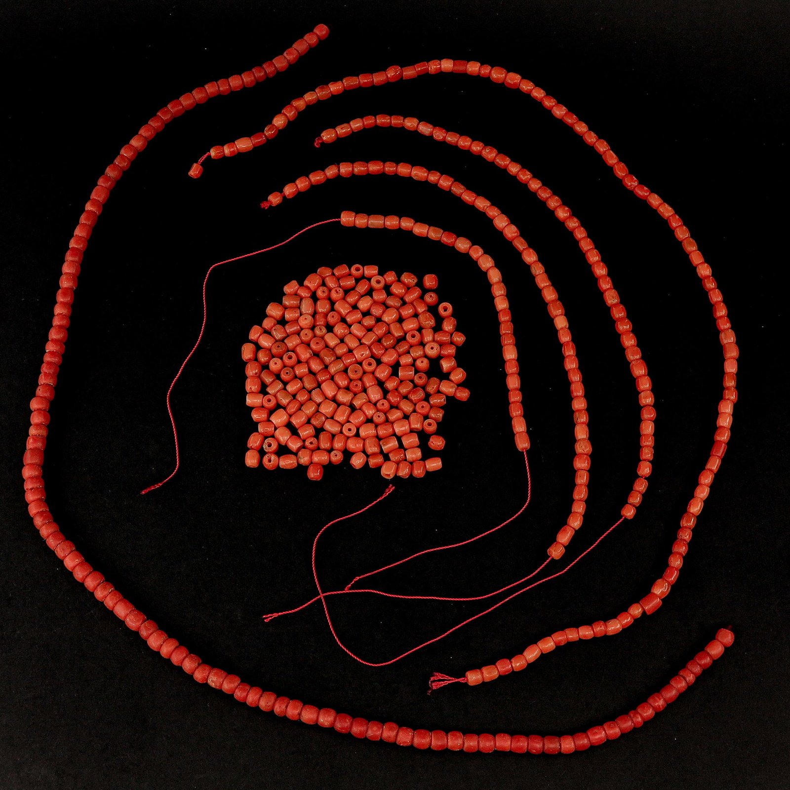 A Lot of Red Coral Beads: bead diameter 5 - 7 mm, weight 144 grams