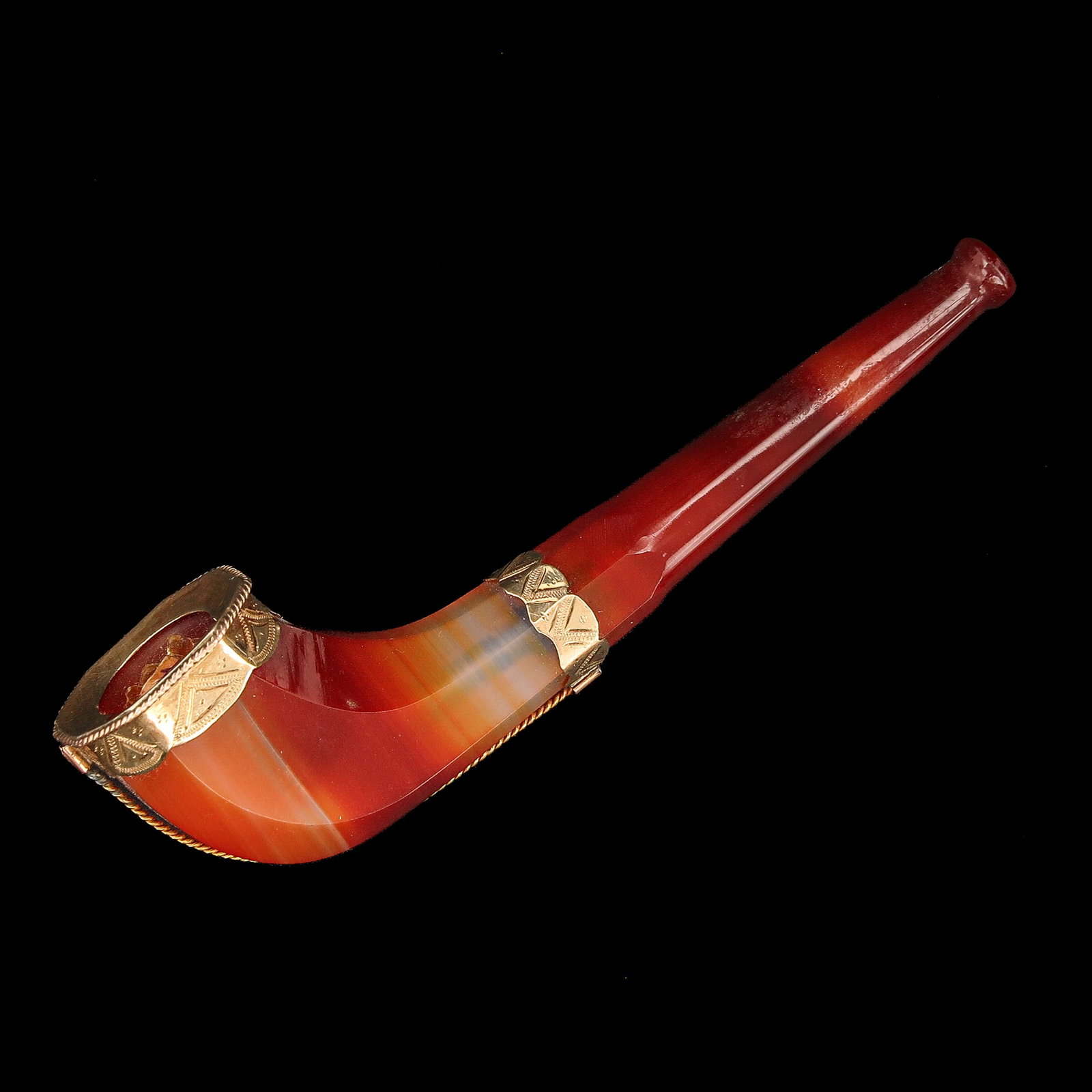 An Agate Pipe with Gold Fittings: of banded agate, fitted with gold-mounted rim and decorative bands, length 8 cm