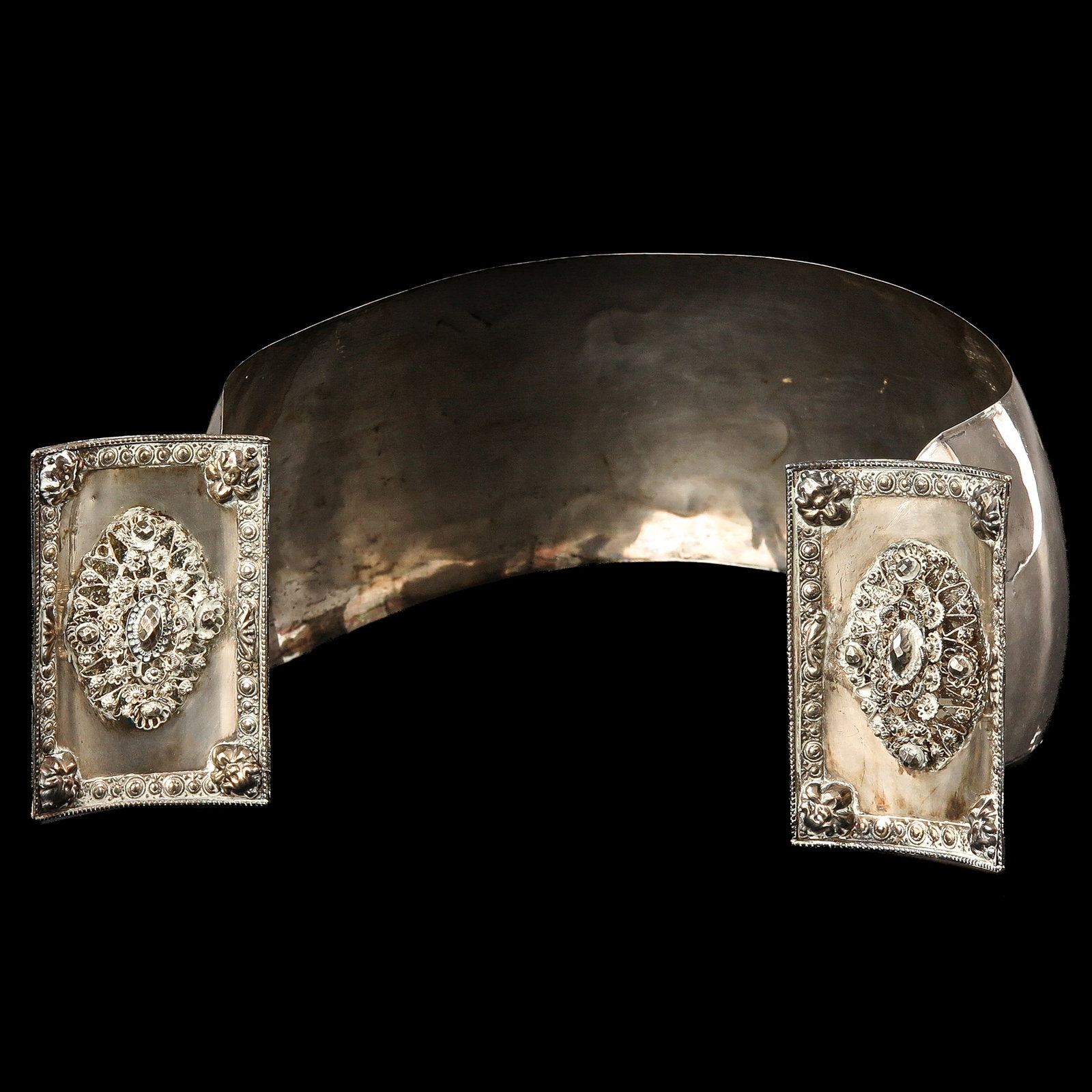 A Dutch Oorijzer: silver, West Frisia