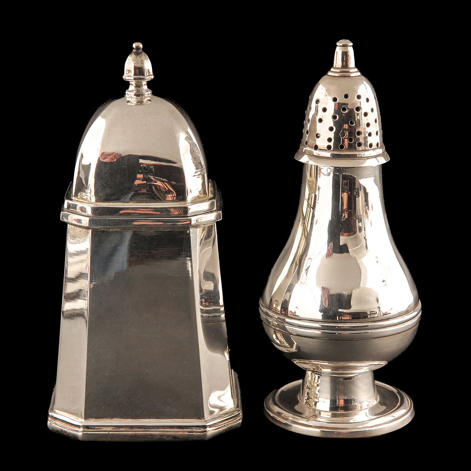 A Castor and Tea Caddy: consisting of a shaker and a tea caddy, incl. 800/1000 silver, height 16 cm