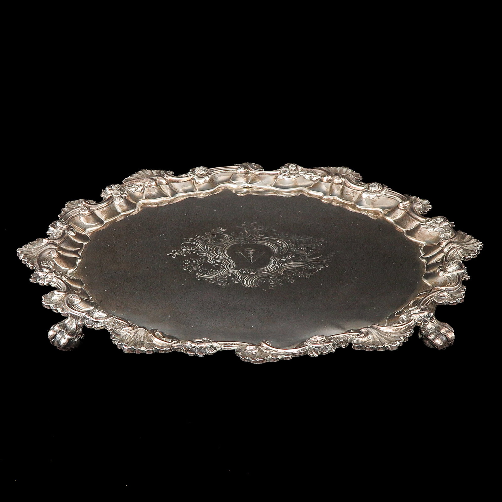An 18th Century Silver Tray: silver, 18th century, silversmith David Willaume II, London, with fine floral decoration on the rim and engraved depiction in the centre, diameter 35 cm