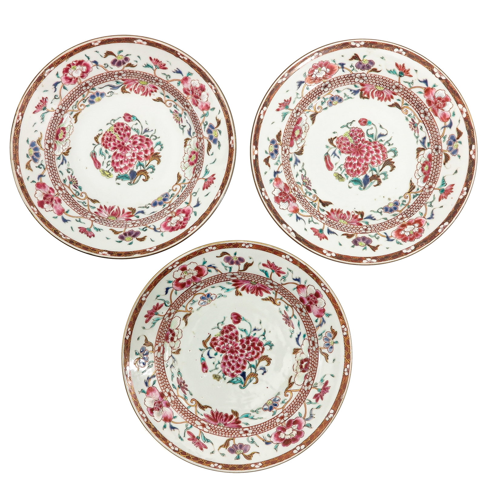 A Series of 3 Famille Rose Plates: Floral decor, 18th Century, 23 cm in diameter, fritting.