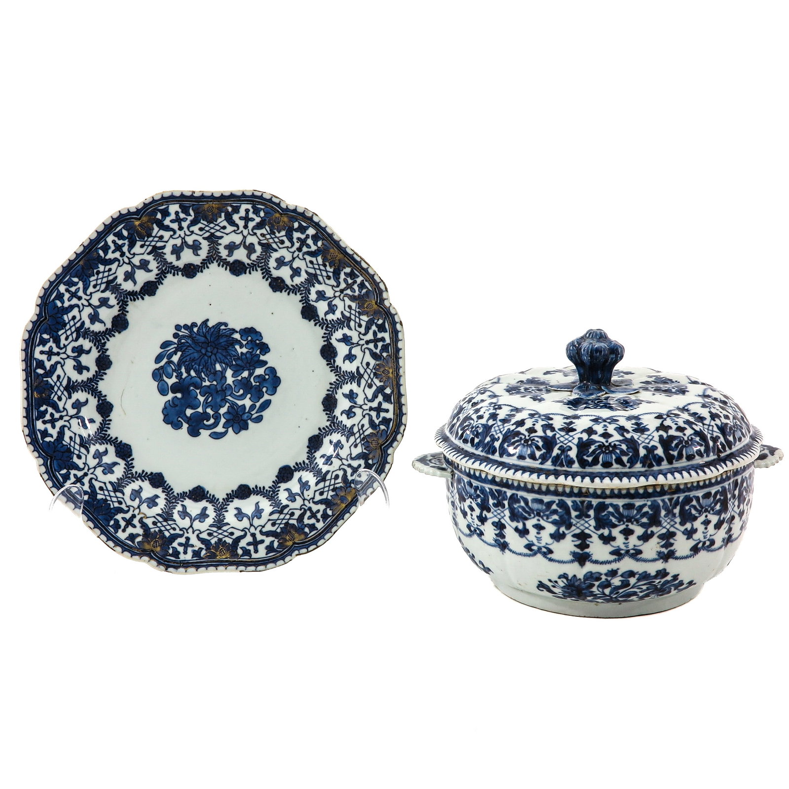 A Covered Tureen and Plate: Blue and White decorative floral sprays and a central bouquet, the cover with matching floral decoration and finial, Qianlong Period, plate is 28 cm in diameter, chip and hairline.