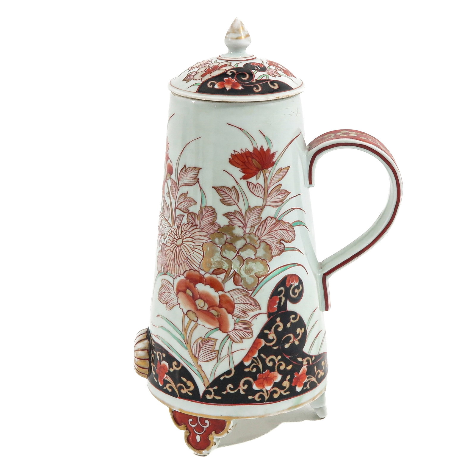 An Arita Coffee Pot: Decorated in an Imari palette with floral motifs and stylized cartouches in red, blue and gilt on a white ground, handle is replaced, hoogte 33 cm