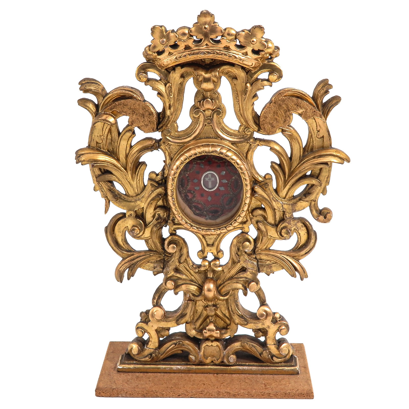 Standing reliquary: in carved and gilded wood with relic of the Holy Cross, richly decorated with acanthus leaves and crowned with a crown, height 54 cm., you are purchasing the reliquary, the relics are a gift