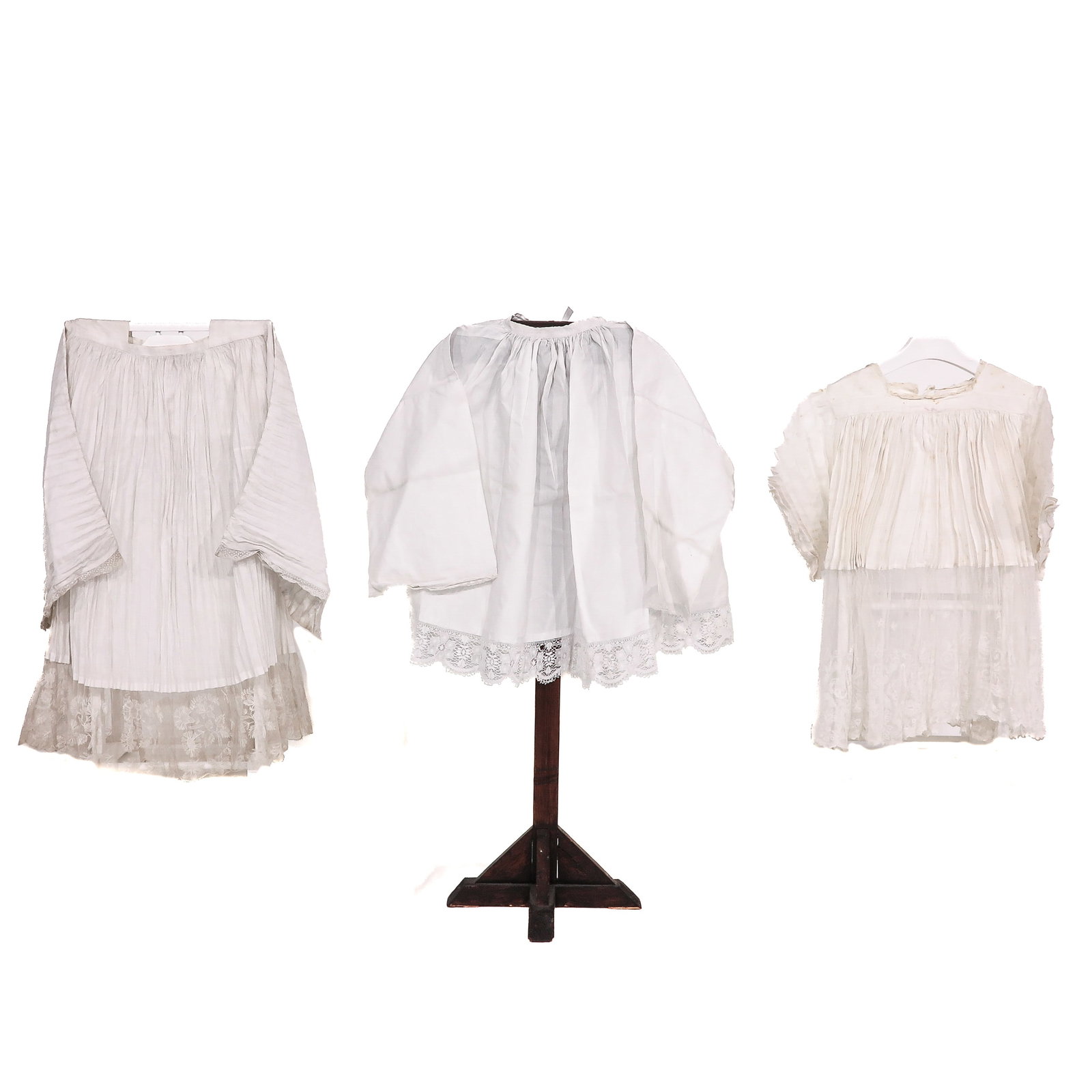 A Group of Liiturgical Vestments with Fine Antique Lace: consisting of 3 pieces of liturgical vestments, with fine antique lace, 18th/19th century, Brussels/Brugge, longest 100 cm.
