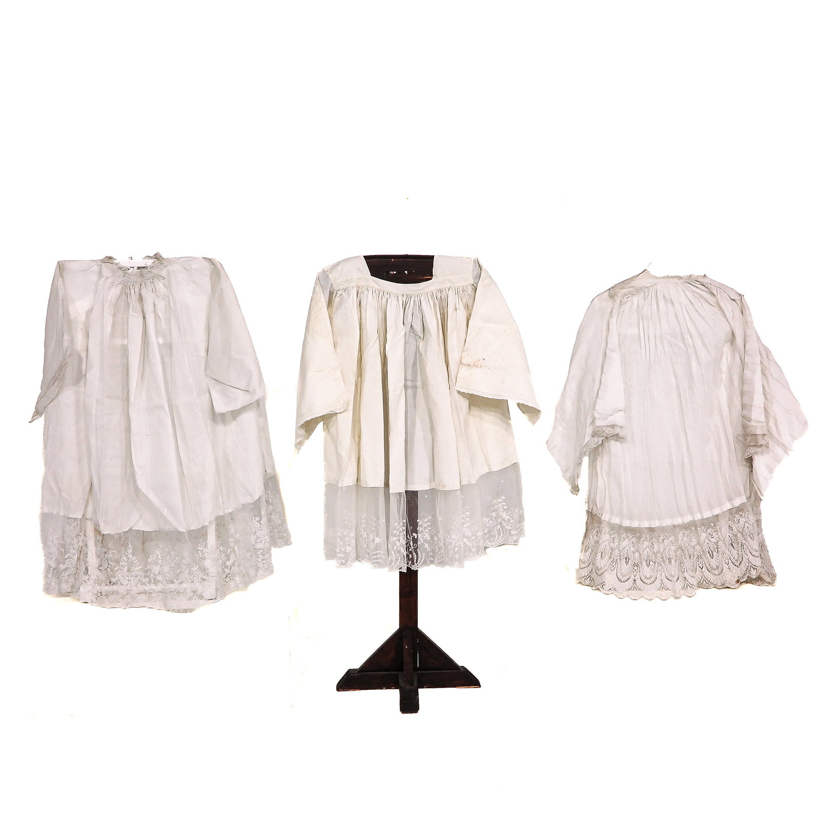 A Group of Liiturgical Vestments with Fine Antique Lace: consisting of 3 pieces of liturgical vestments, with fine antique lace, Brussels/Brugge, 18th / 19th century, longest 100 cm.