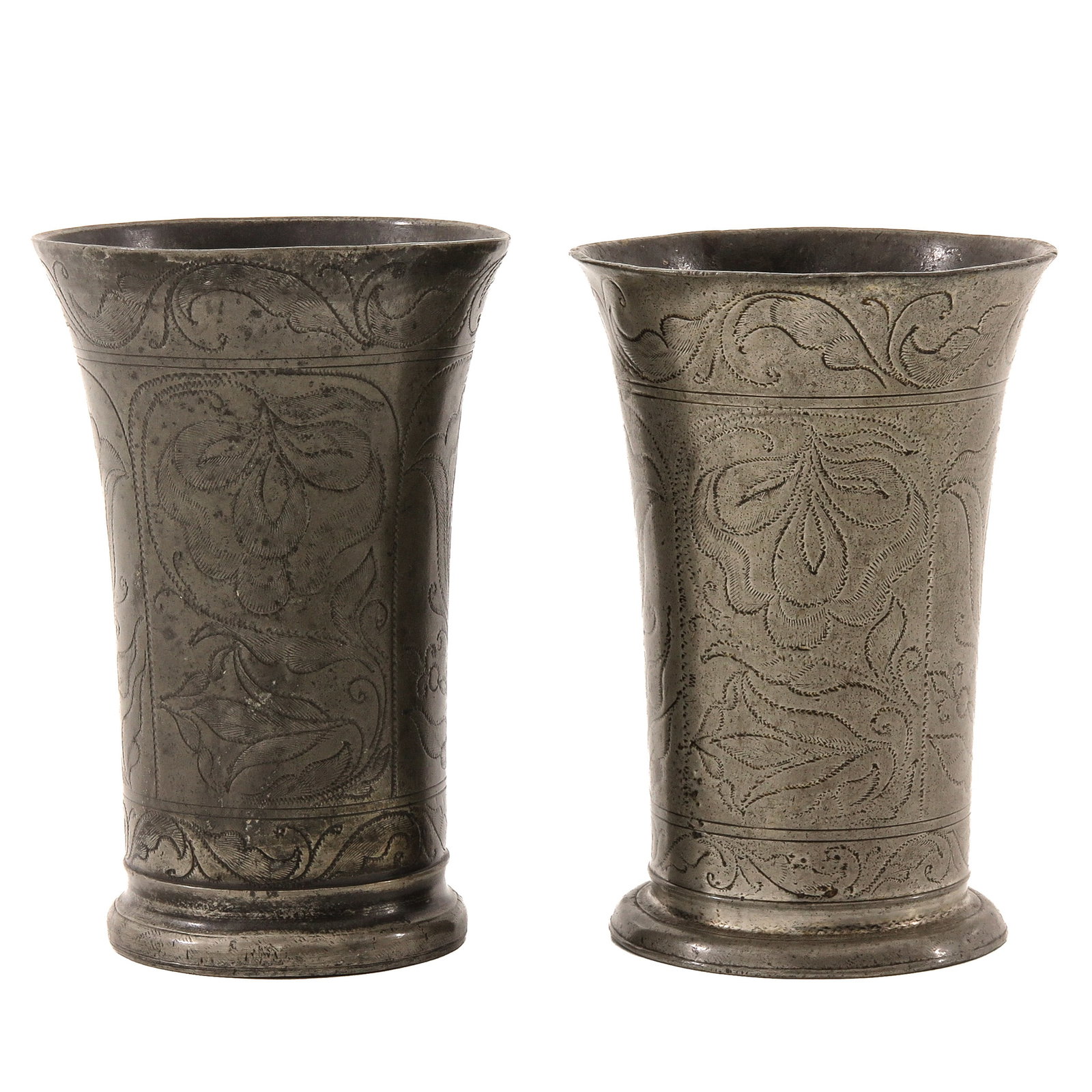 A Lot of 2 Pewter Beakers: consisting of 2 17th-century pewter beakers, engraved with floral motifs, height 14 cm.