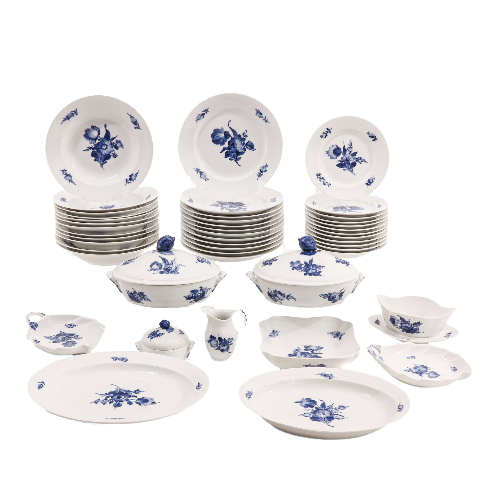 A Royal Copenhagen Service: Royal Copenhagen, with blue floral decoration, 46-piece, largest dish 37 cm.