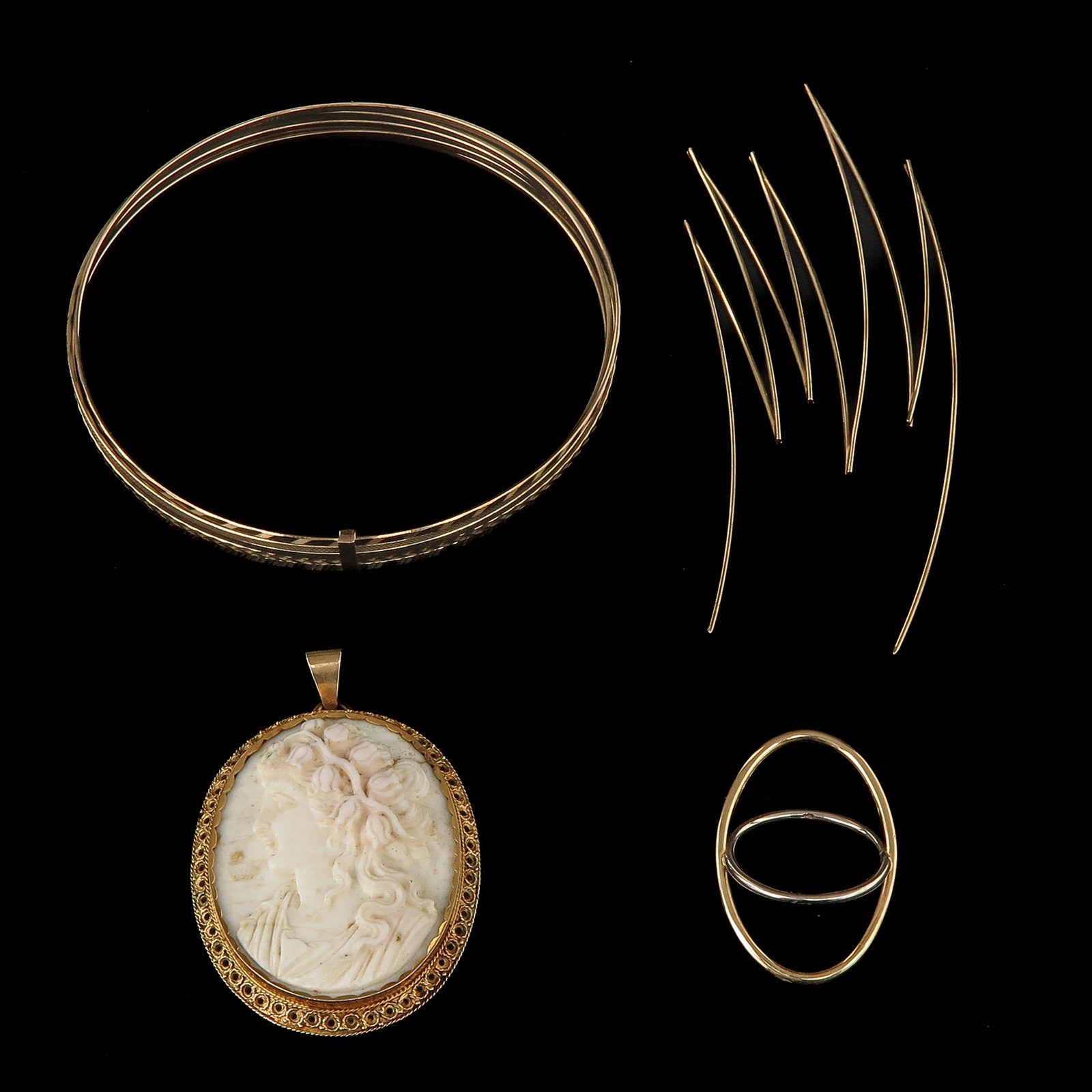 A Diverse Collection of Jewelry: consisting of various jewellery, including 9 Krt. and 18 Krt. gold, shell cameo, 35 x 40 mm.