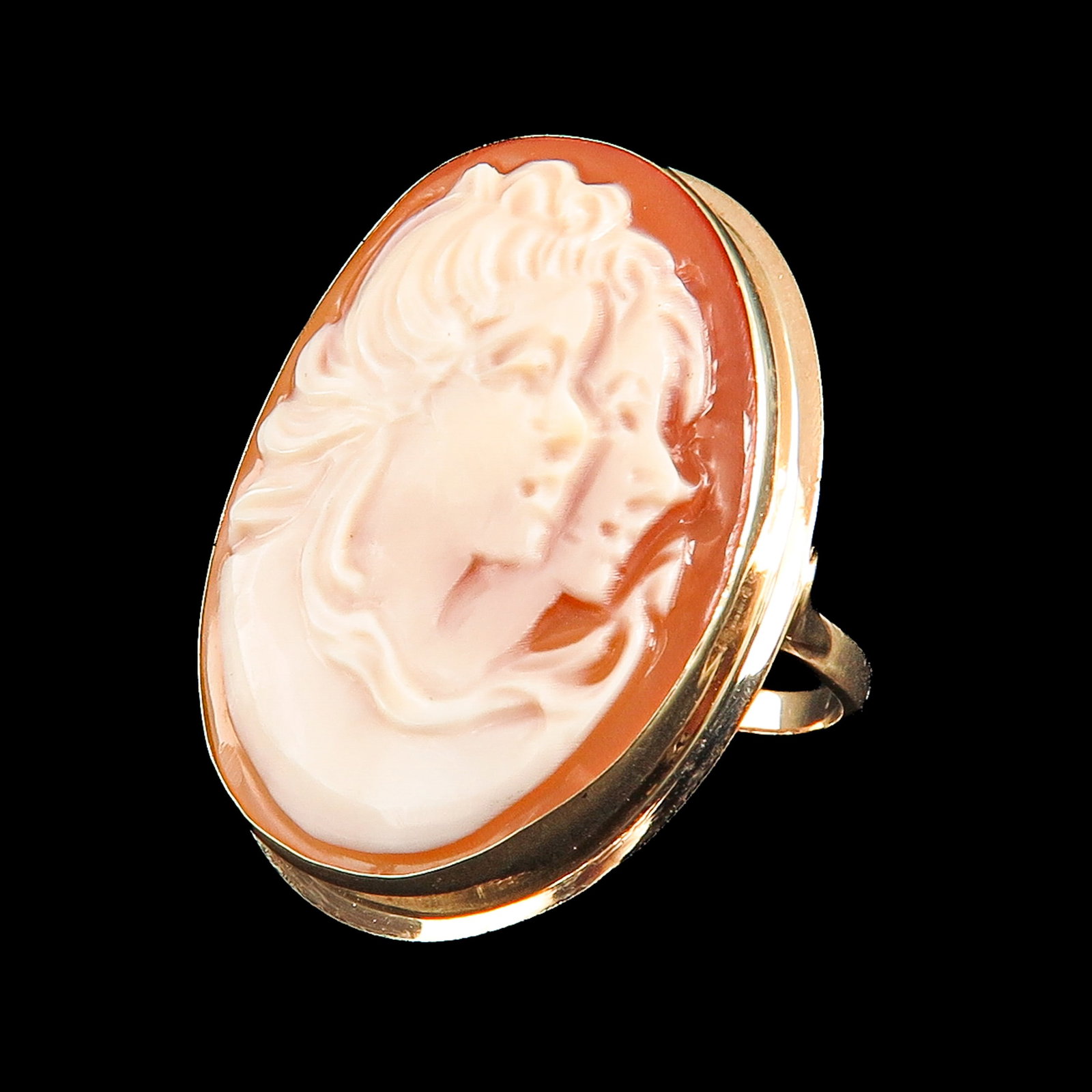 A Ladies' 14KG Ring: 14 Krt. gold, set with cameo, ring size 16