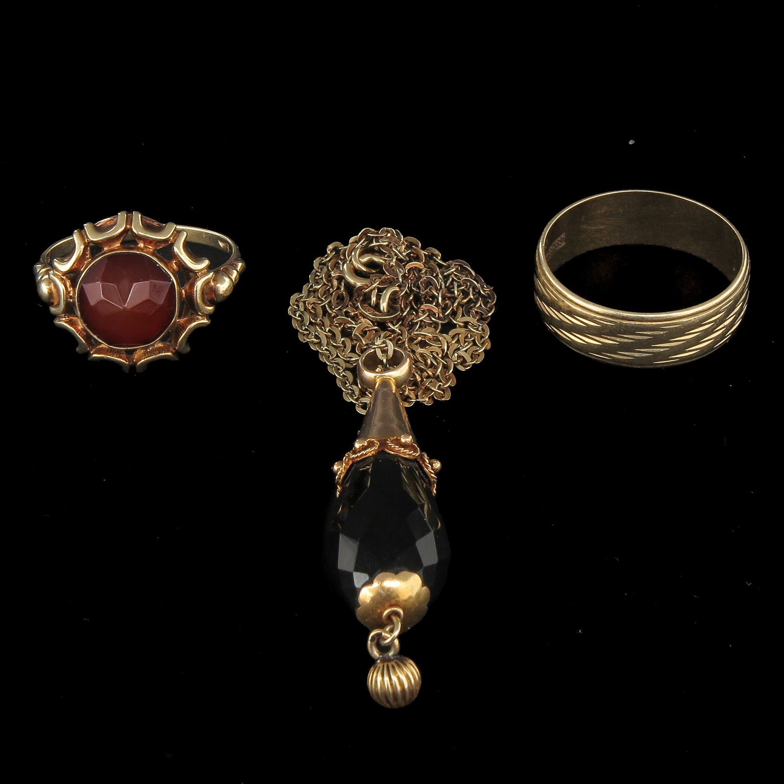 A Diverse Collection of Jewelry: consisting of 2 gold rings and garnet pendant on a necklace, length 40 cm.