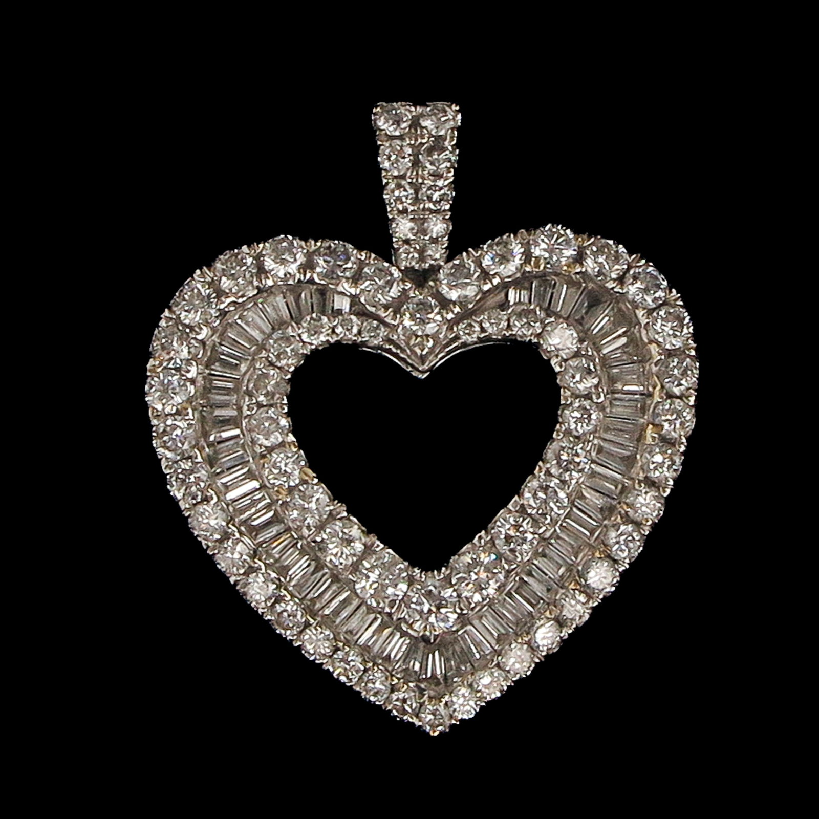A 14KG Pendant: 14 Krt. gold, in the form of a heart, set with diamonds, length 30 mm.