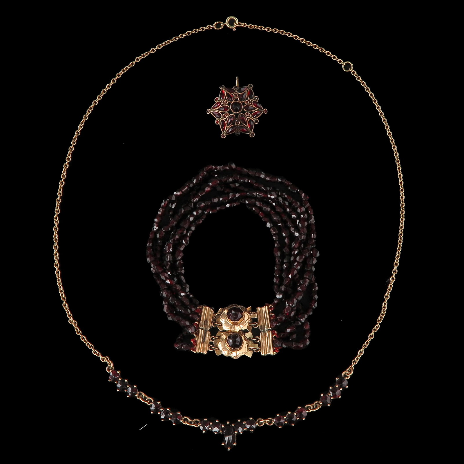 A Diverse Collection of Jewelry: consisting of necklace set with garnets, a bracelet and a pendant set with garnets, including 14 Krt. gold, length necklace 46 cm.