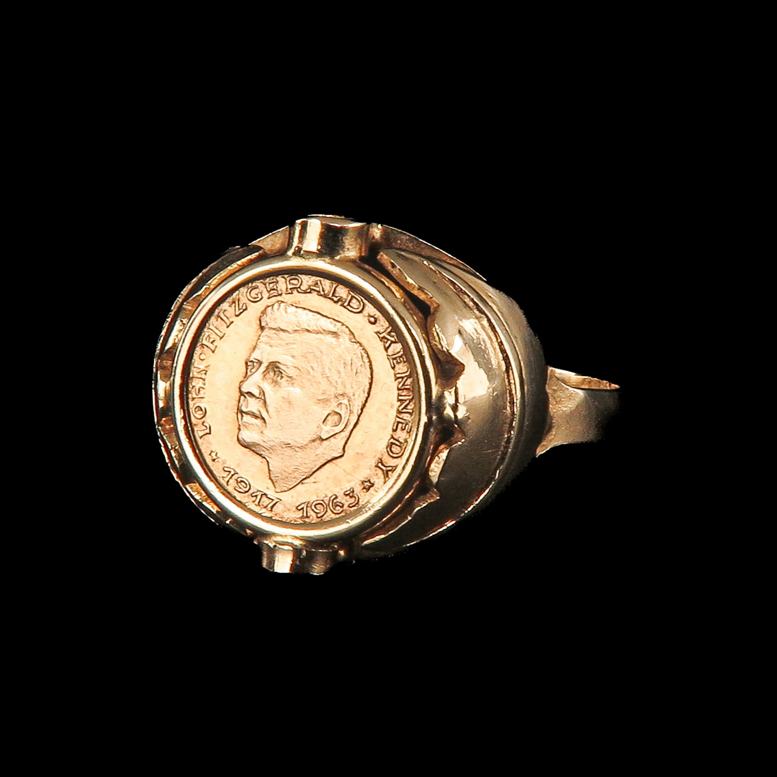 A Ladies' 14KG Ring: 14 Krt. gold, set with image of Kennedy, ring size 17