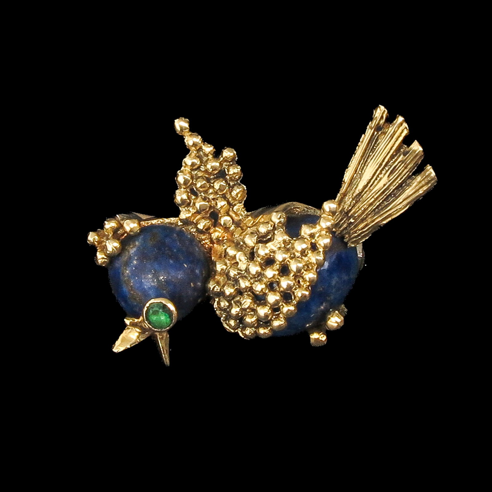 A 14KG Brooch: 14 Krt. gold, in the form of a bird of lapis lazuli, length 25 mm.