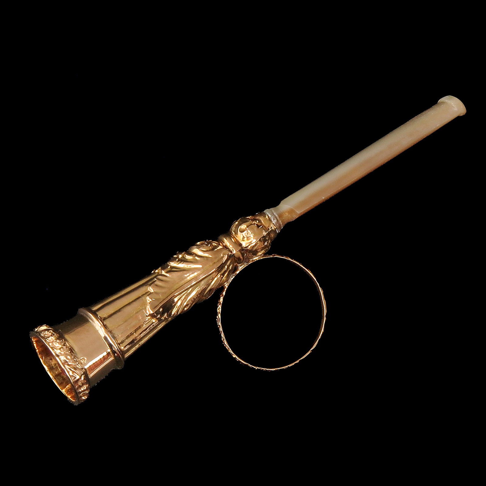 A Ladies' Cigarette Ring: for ladies, gold hallmarked, length 8,5 cm.