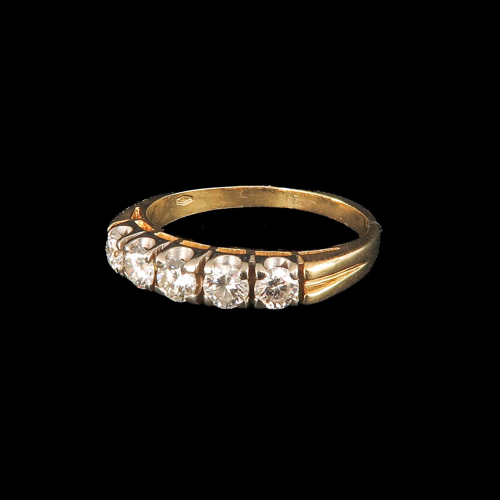 A Ladies' 14KG Ring: 14 Krt. gold, set with 5 diamonds, ca. 0,60 ct. ring size 18