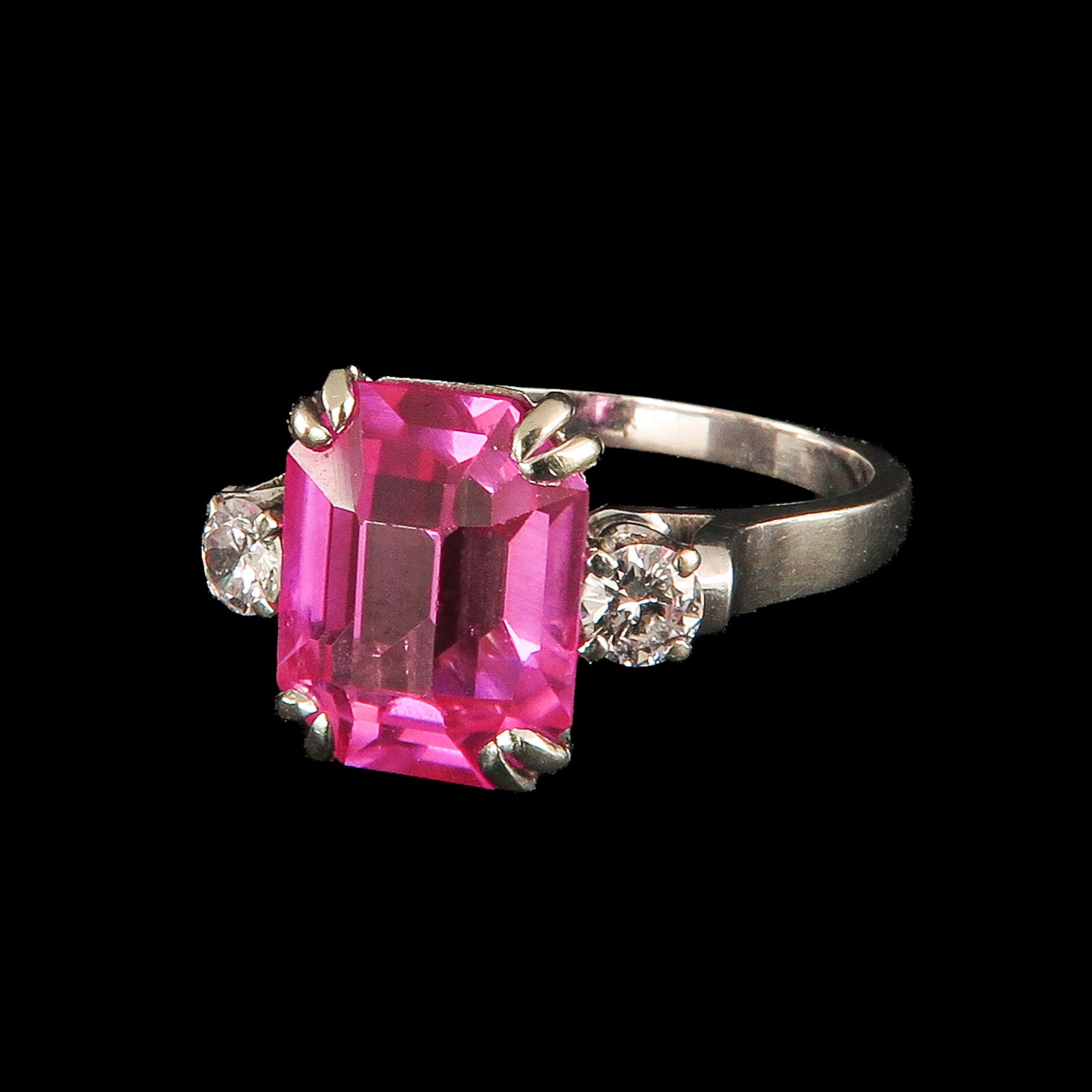 A Ladies' 14KG Ring: 14 Krt. gold, set with tourmaline and diamonds, ring size 17