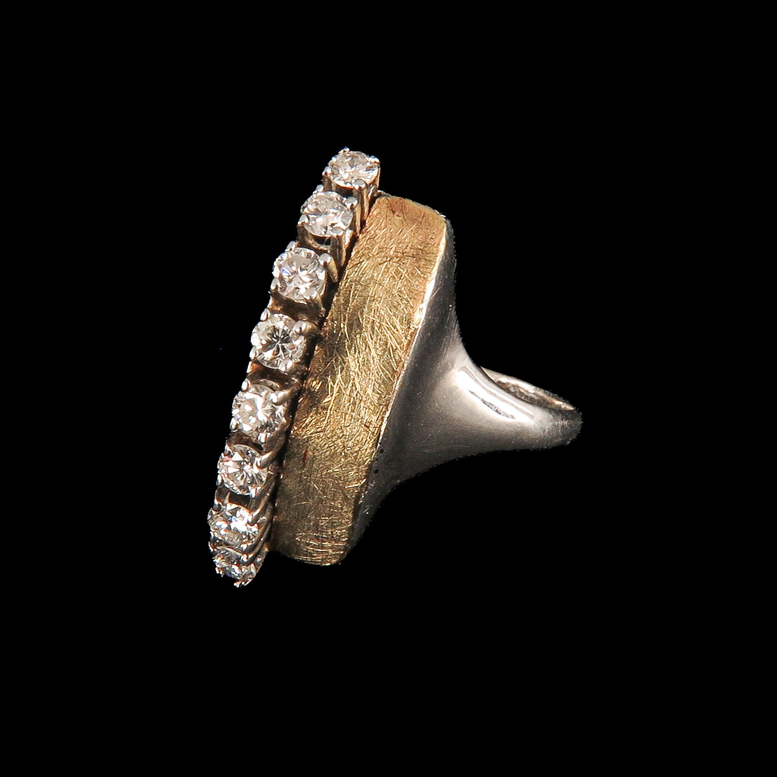 A Ladies' 14KG Ring: 14 Krt. gold, set with diamonds, ring size 17,5