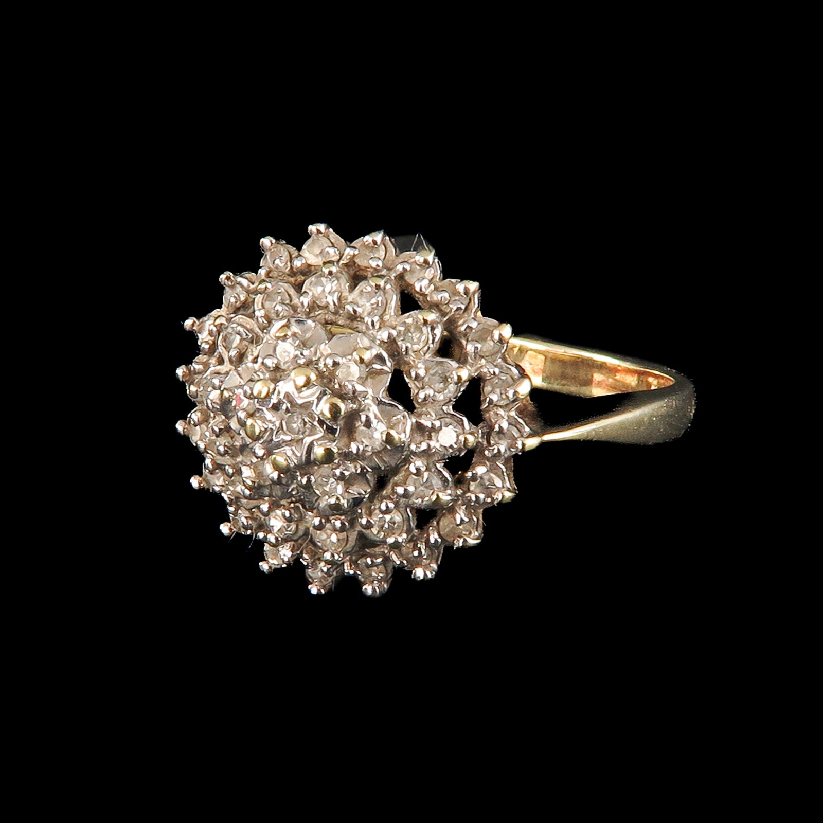 A 14KG Diamond Ring: 14 Krt. gold, set with diamonds, ring size 17,5