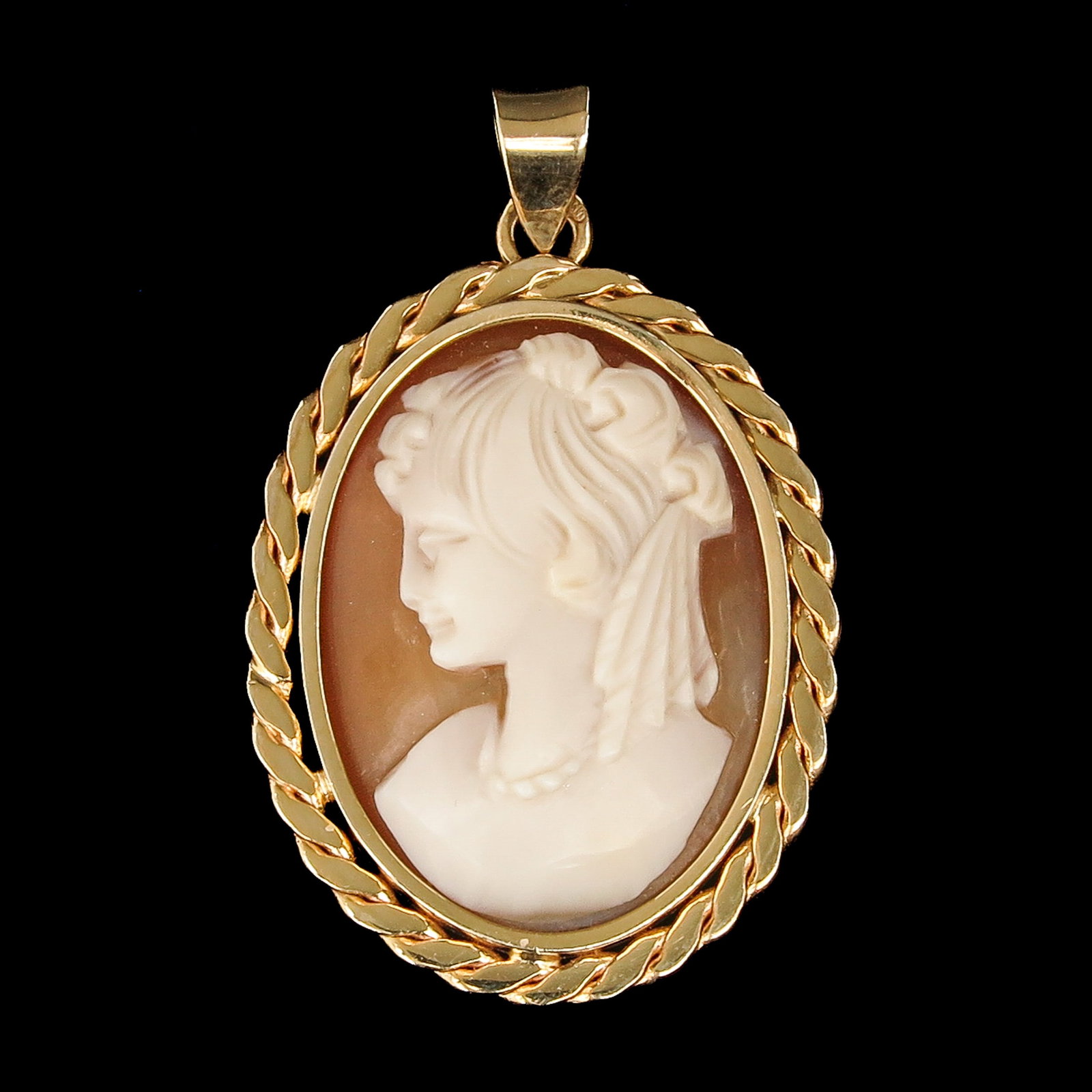 A 14KG Pendant: 14 Krt. gold, set with cameo, length 39 mm.