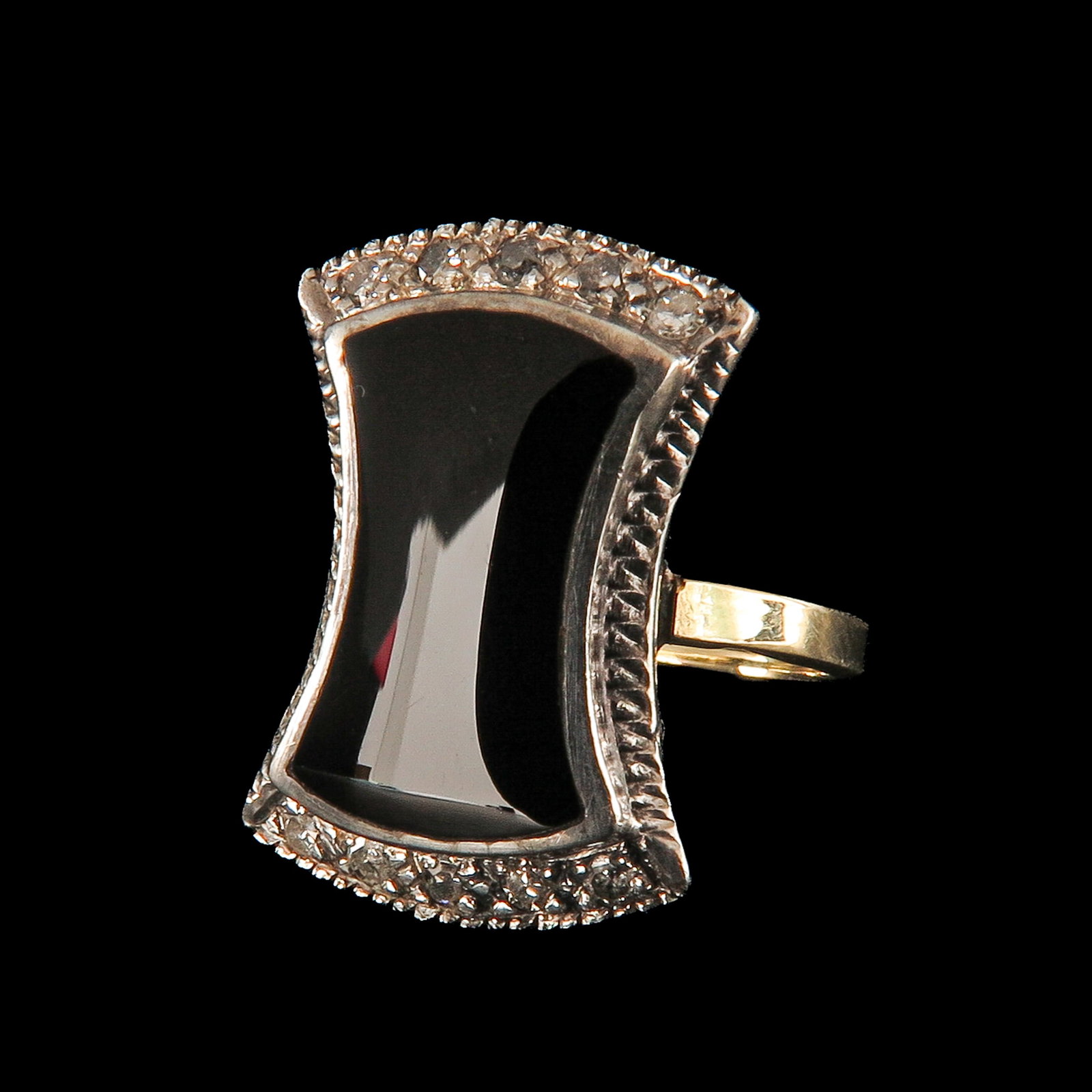 A Ladies' 14KG Ring: 14 Krt. gold, set with Onyx and diamonds, ring size 16