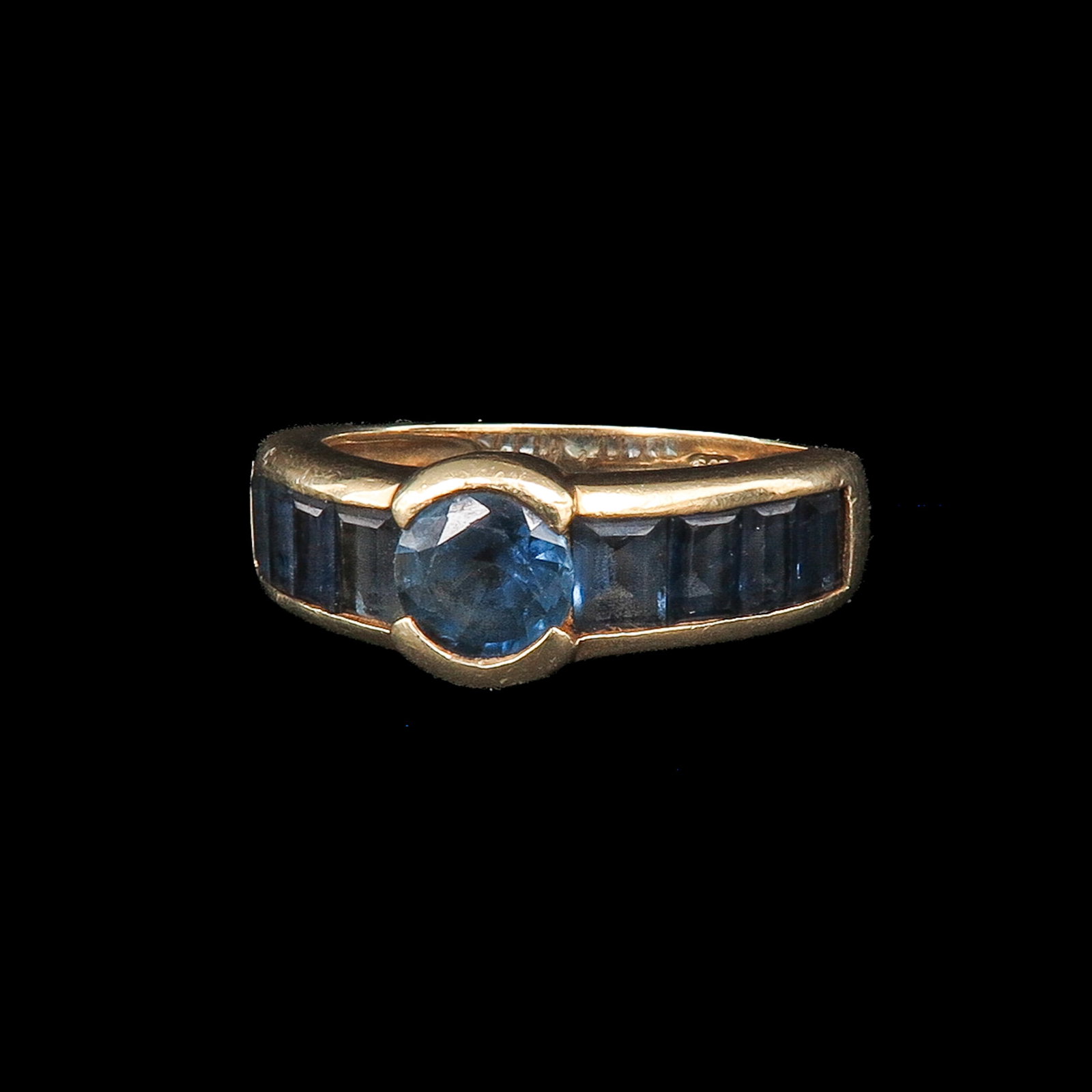 A Ladies' 14KG Ring: 14 Krt. gold, set with blue stones, ring size 17,5