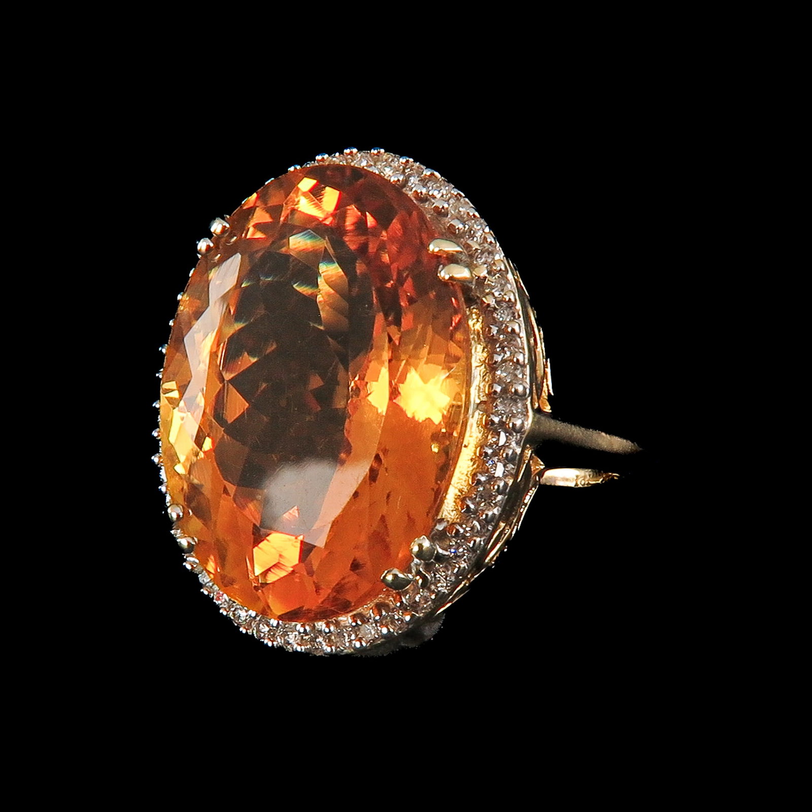 A Ladies' 14KG Ring: 14 Krt. gold, set with citrine and diamonds, ring size 17