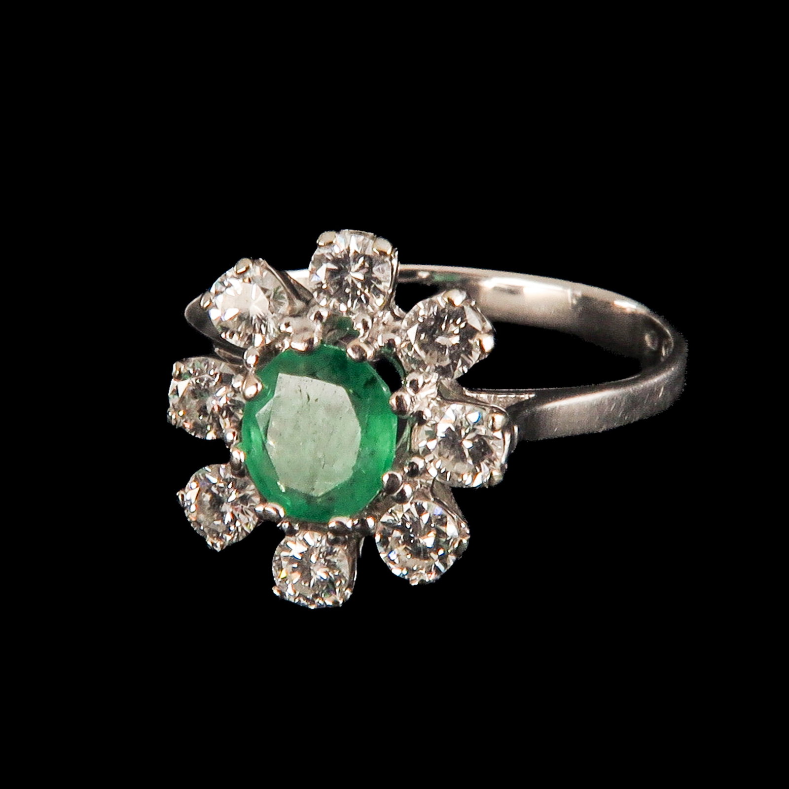 A 14KG Entourage Ring: 14 Krt. gold, set with emerald and diamonds, ring size 19