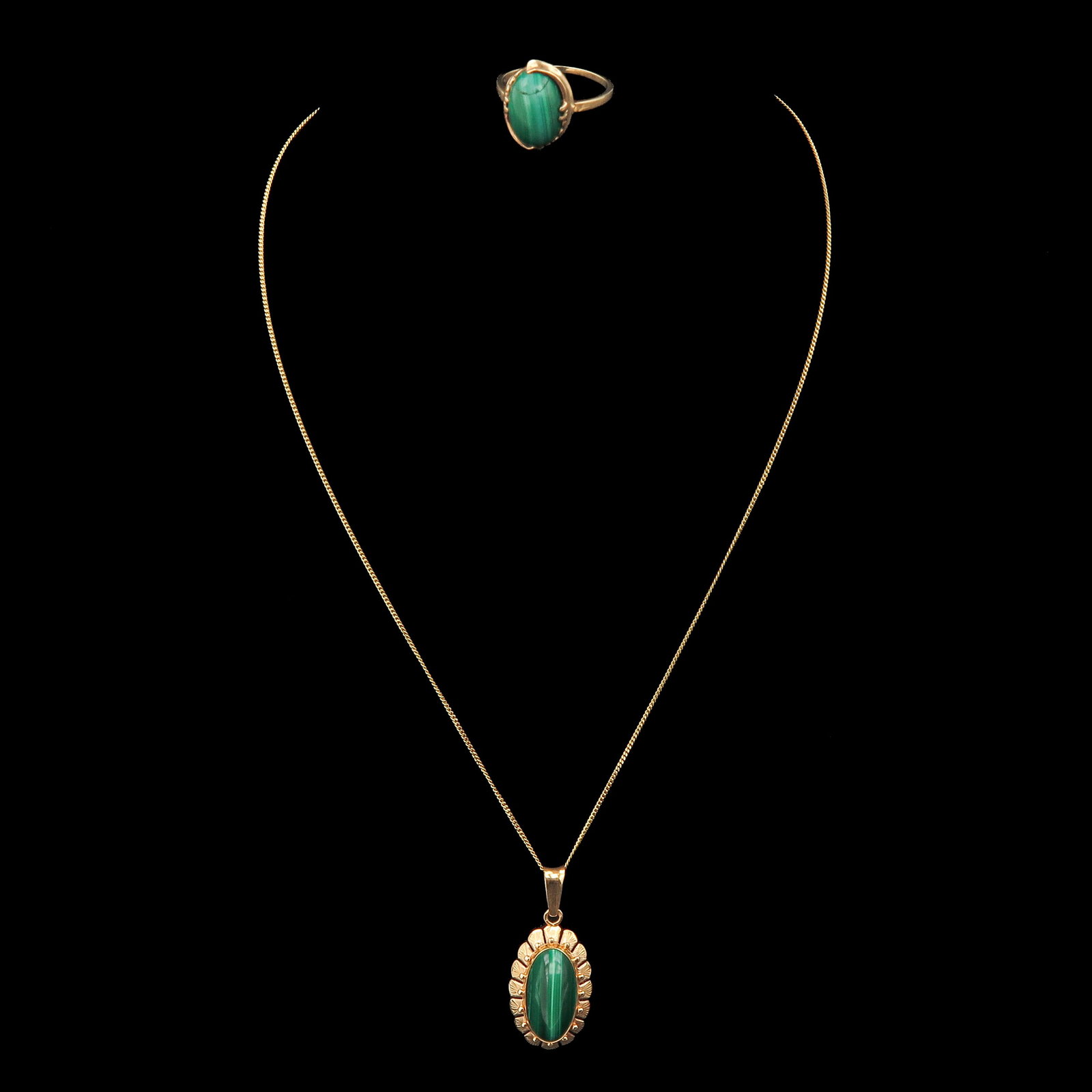 A Lot of Jewelry: consisting of a gold pendant and ring, set with green stones, ring size 18
