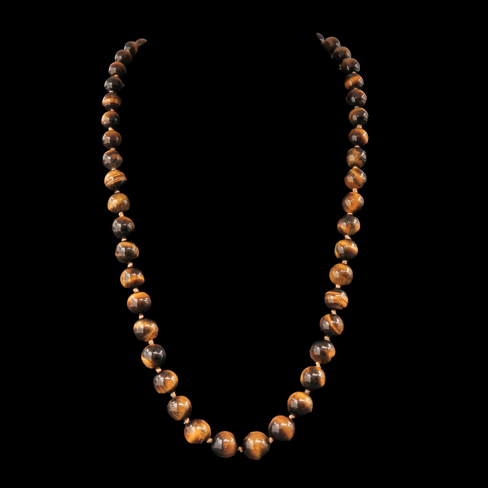 A Tiger's Eye Necklace: Tiger's eye, with 14 Krt. gold clasp, length 60 cm.