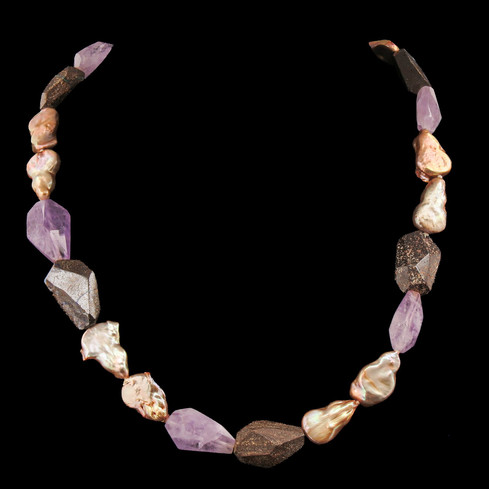 A Necklace: mother-of-pearl with amethyst, 14 Krt. gold clasp, length 46 cm.