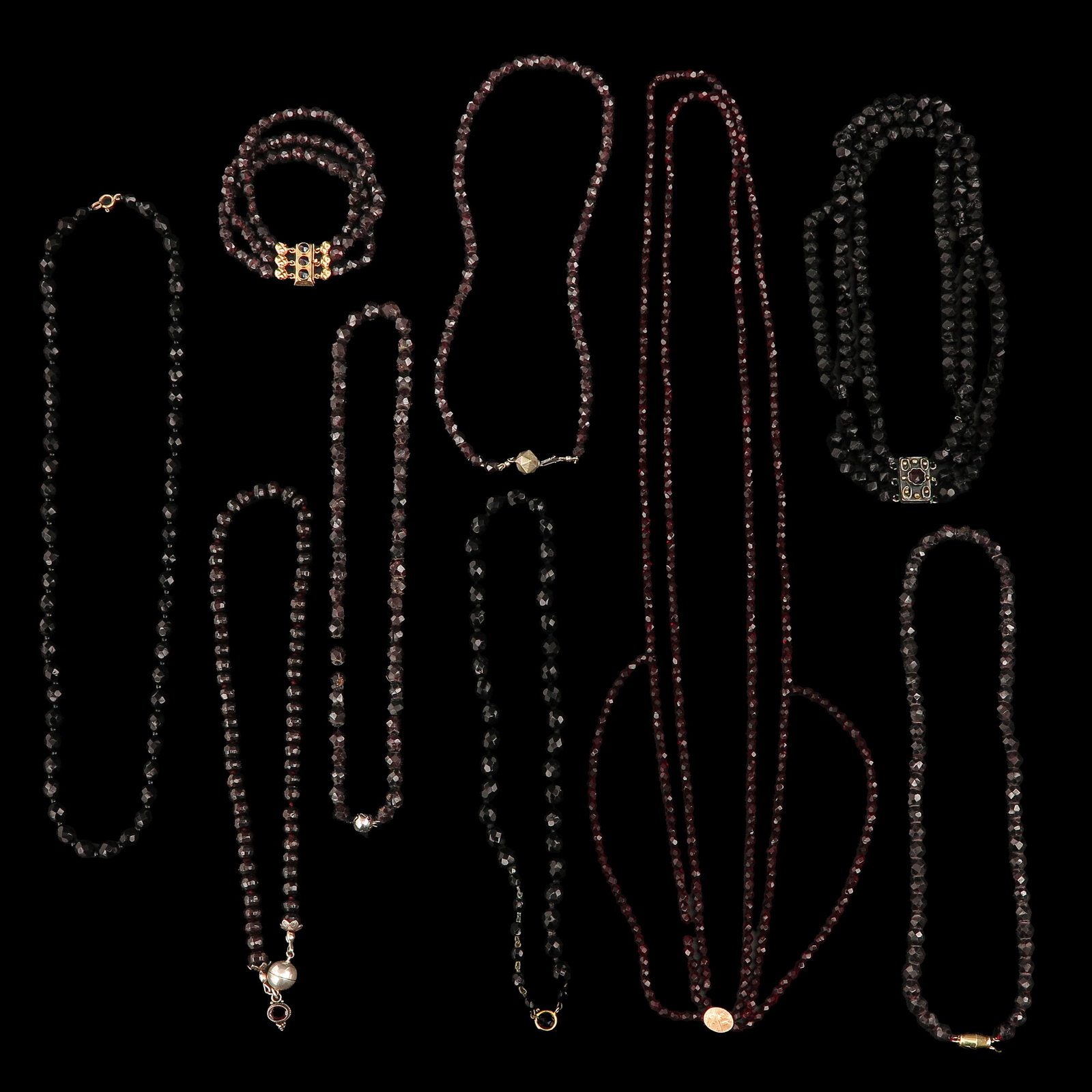 A Collection of Garnet jewelry: consisting of a collection of garnet and jet jewellery, including gold, longest necklace 80 cm.