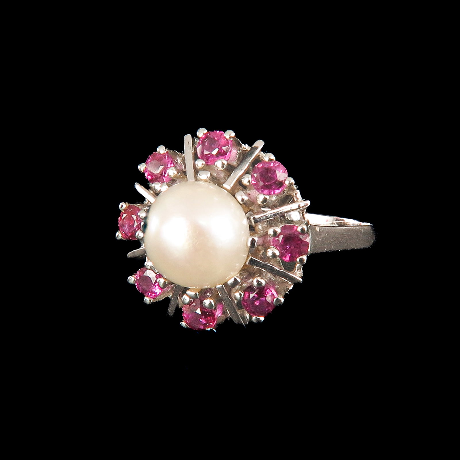 A Ladies' 14KG Ring: 14 Krt. gold, set with pearl and rubies, ring size 17,5