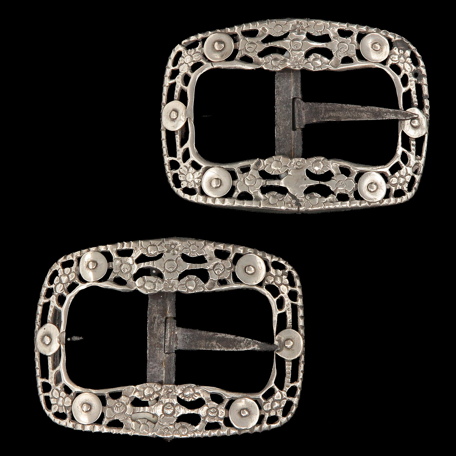 A Pair of Silver Shoe Buckles: silver shoe buckles, length 8,5 cm.