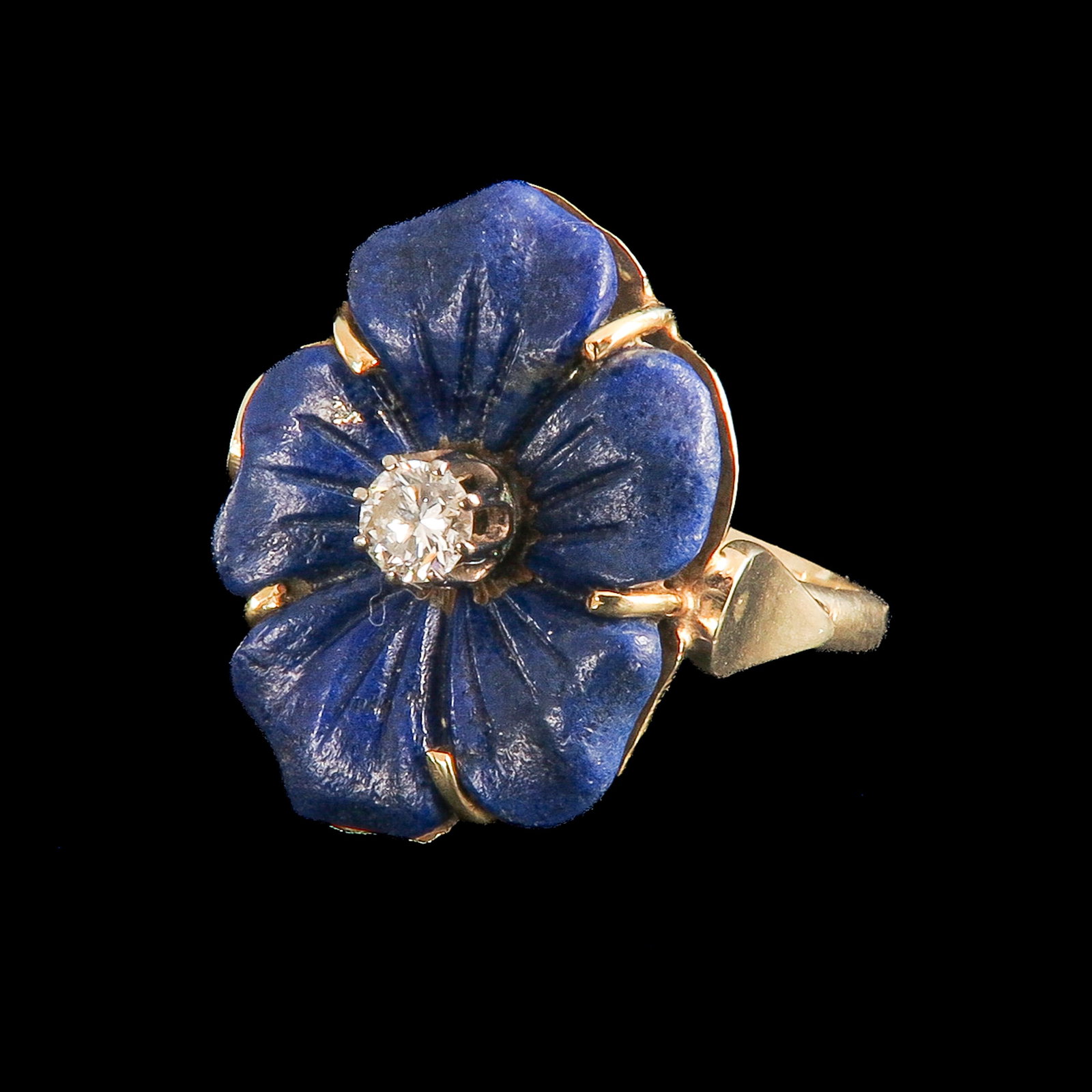 A Ladies' 14KG Ring: 14 Krt. gold, set with lapis lazuli and diamond, ring size 19