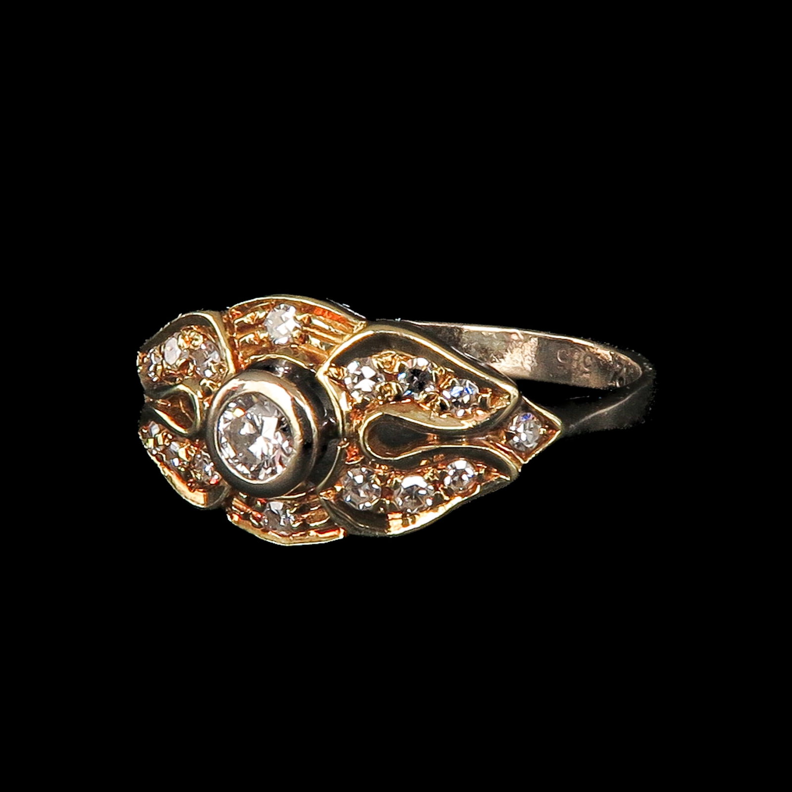 A Ladies' 14KG Ring: 14 Krt. gold, set with diamonds, ring size 16