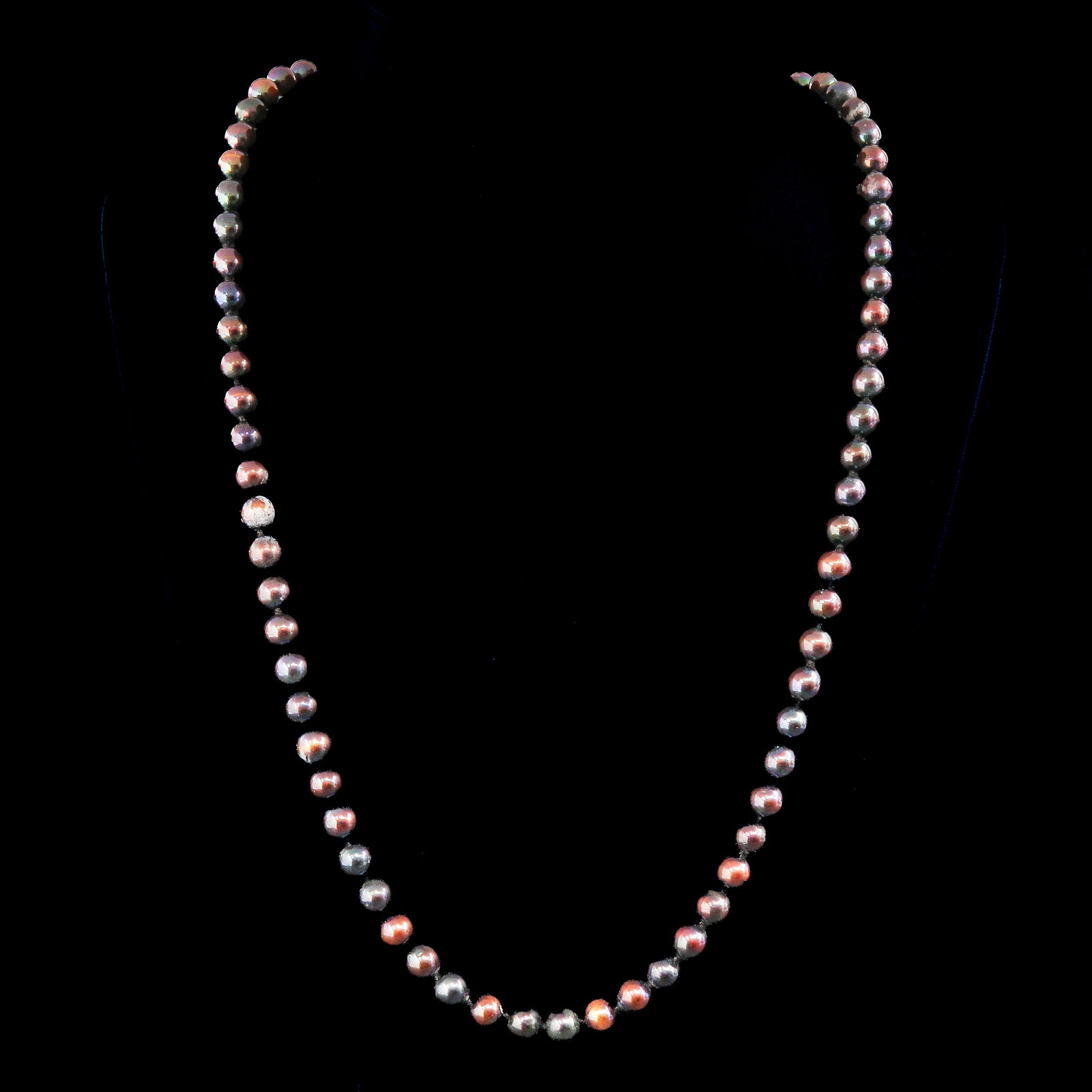 A Necklace: with Tahitian pearls, 14 Krt. gold clasp, length 95 cm.
