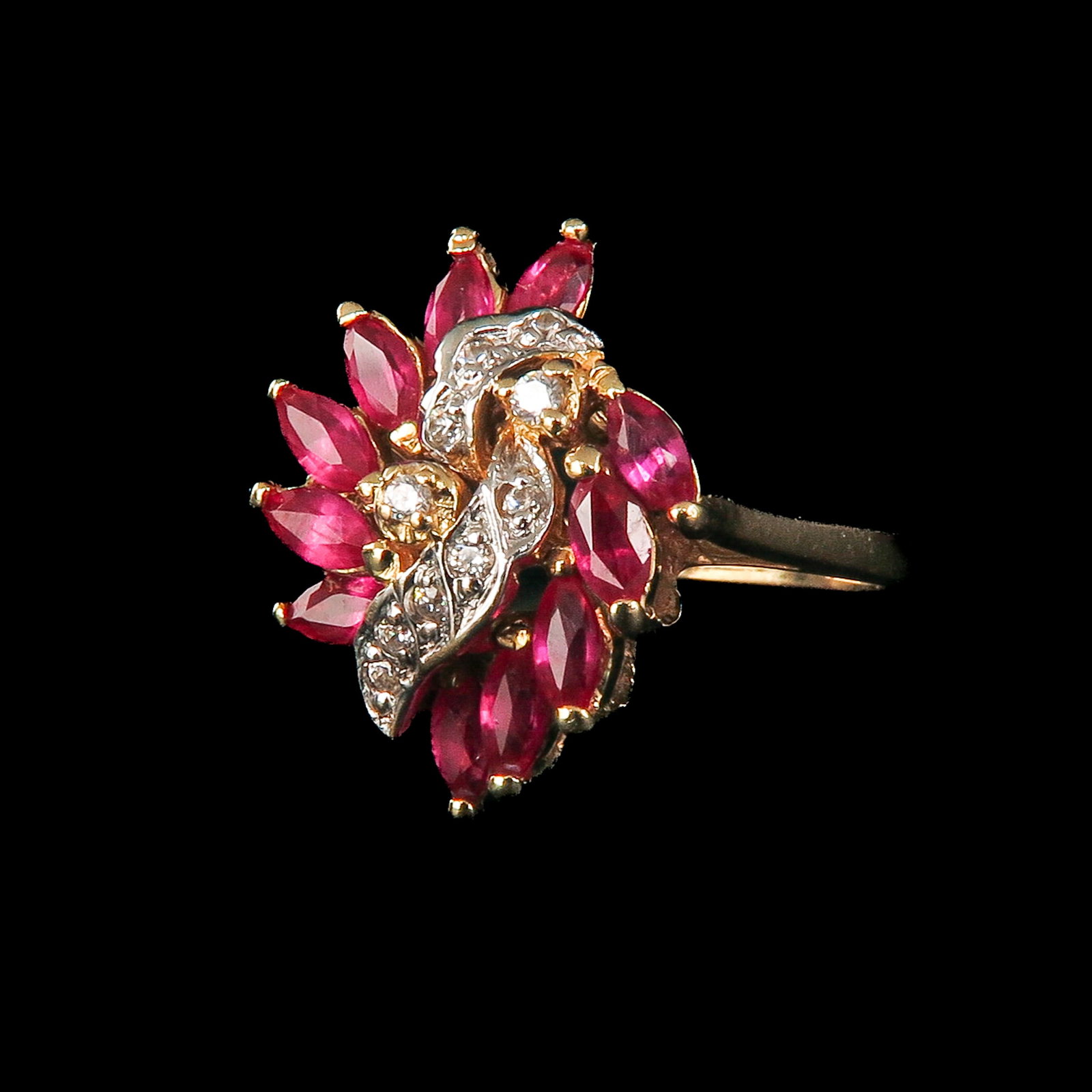 A Ladies' 14KG Ring: 14 Krt. gold, set with rubies and diamonds, ring size 17,5