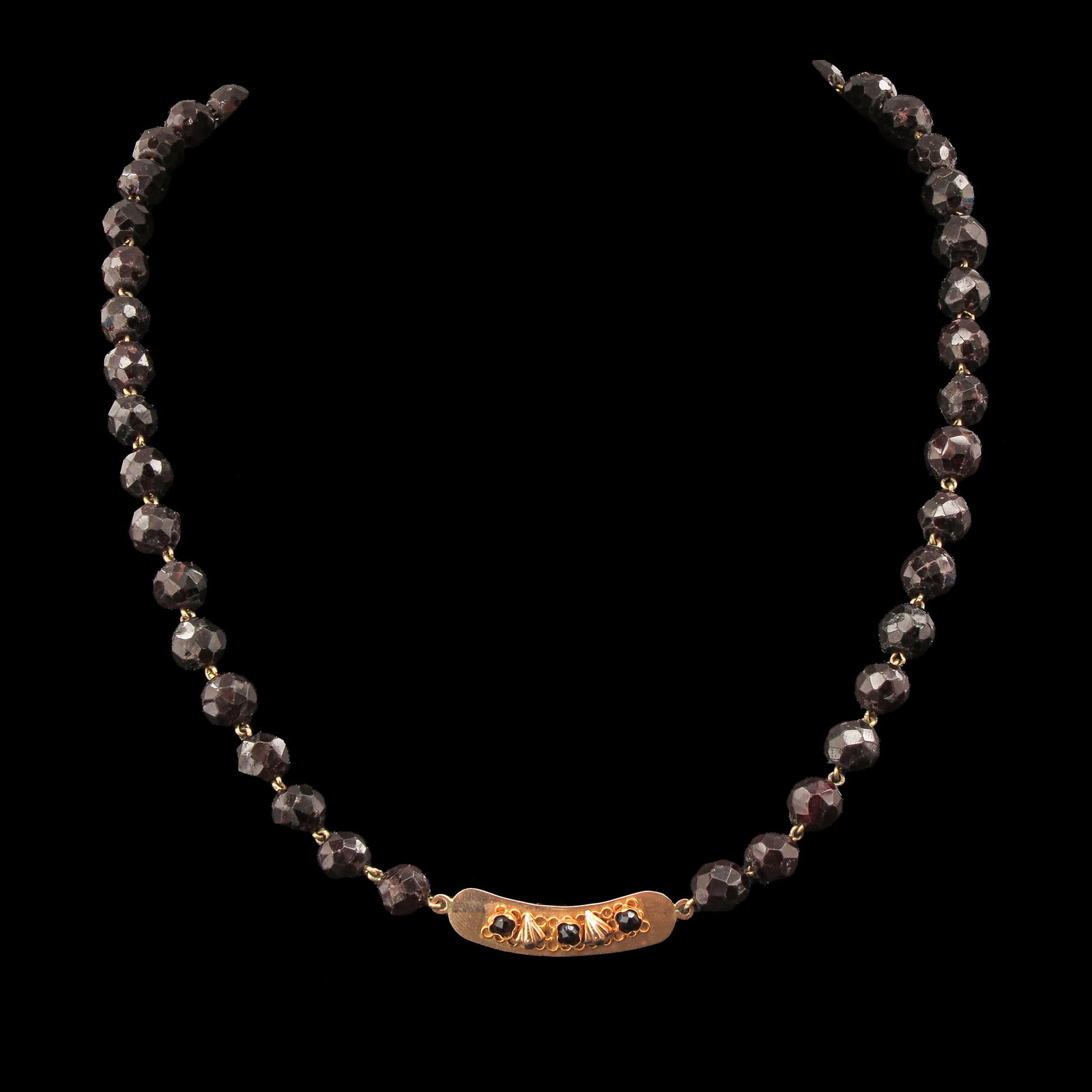 A Facted Garnet Necklace: faceted garnets, length 82 cm.