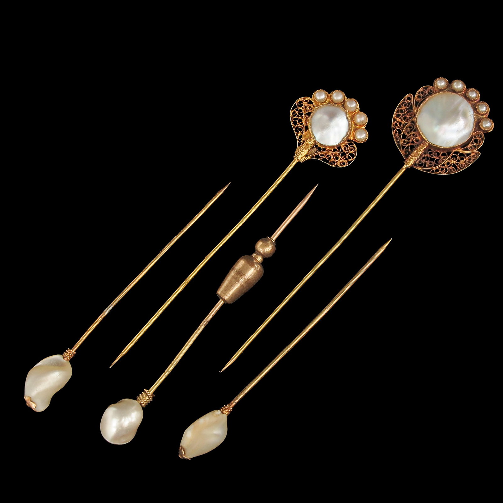 A Group of Pearl Pins: consisting of 5 gold pearl pins, longest 7,5 cm.