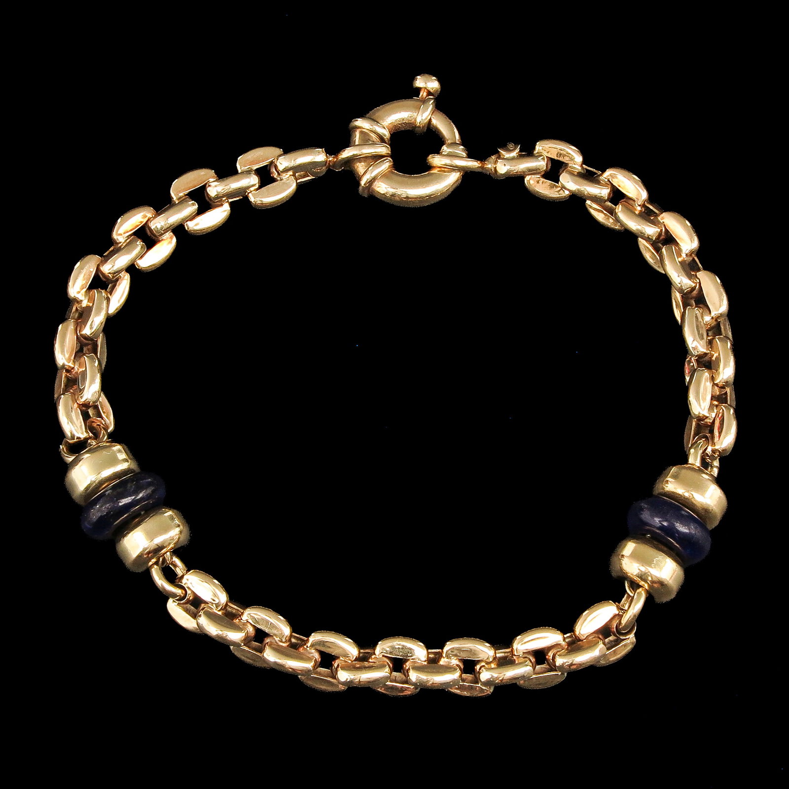 A 14KG Bracelet: 14 Krt. gold, with lapis lazuli beads, length 20 cm.