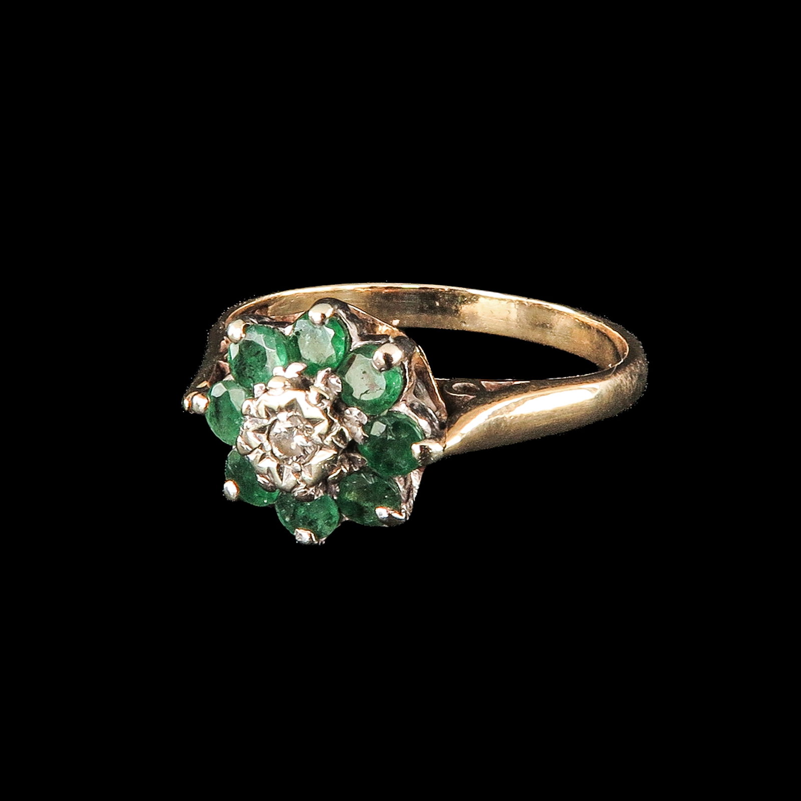 a 14KG Entourage Ring: 14 Krt. gold, set with emerald and diamonds, ring size 17