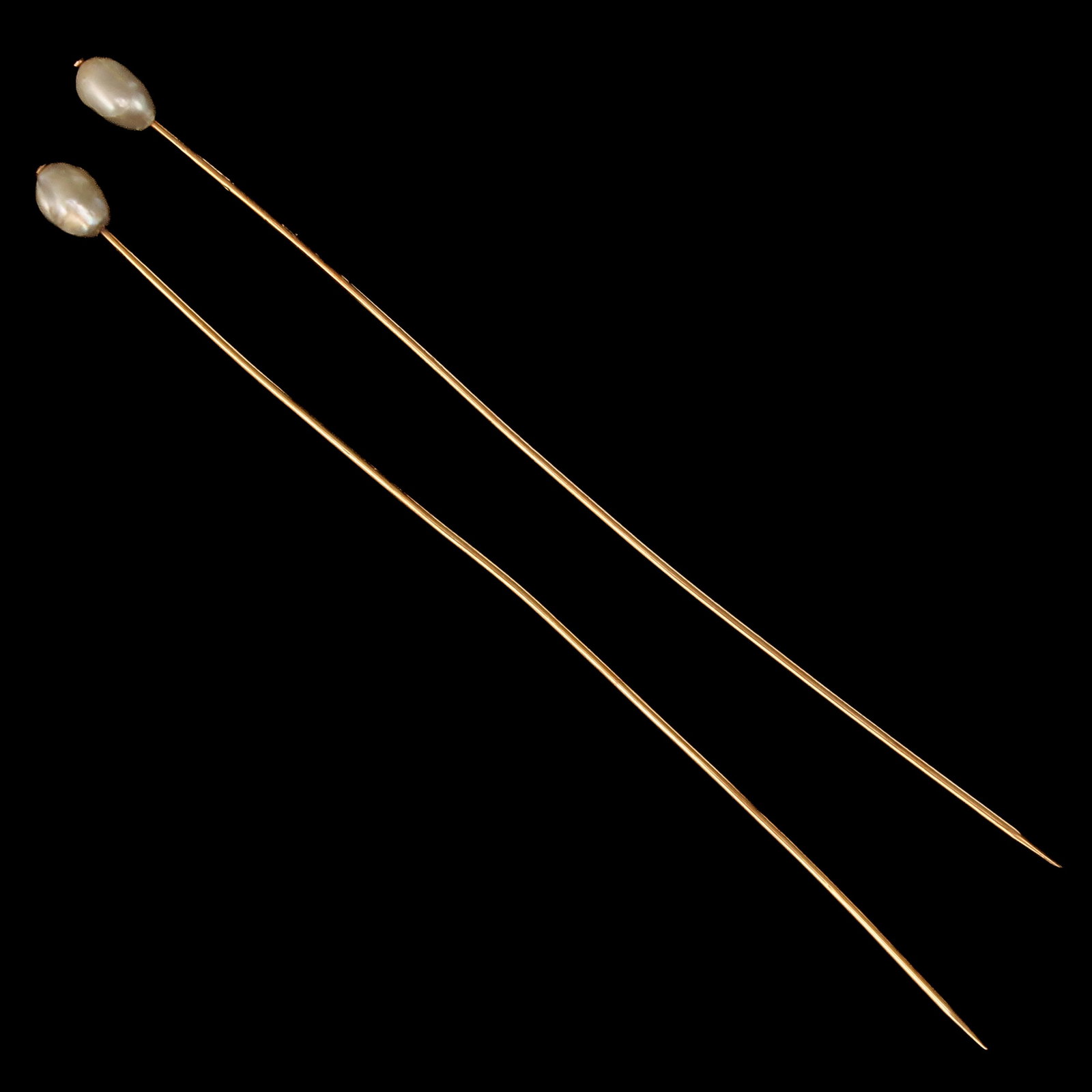 A Pair of Gold Pins: gold pearl pins, length 11,5 cm.