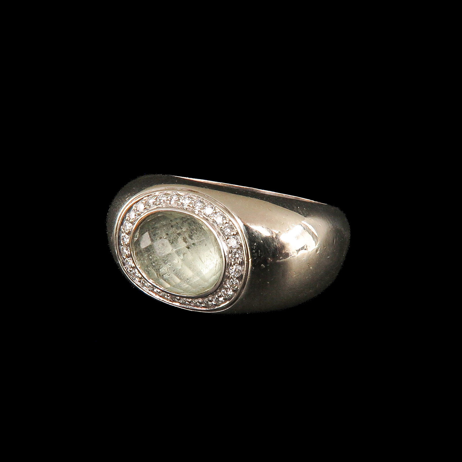 A Ladies' 14KG Ring: 14 Krt. gold, set with a faceted stone, surrounded by diamonds, ring size 17