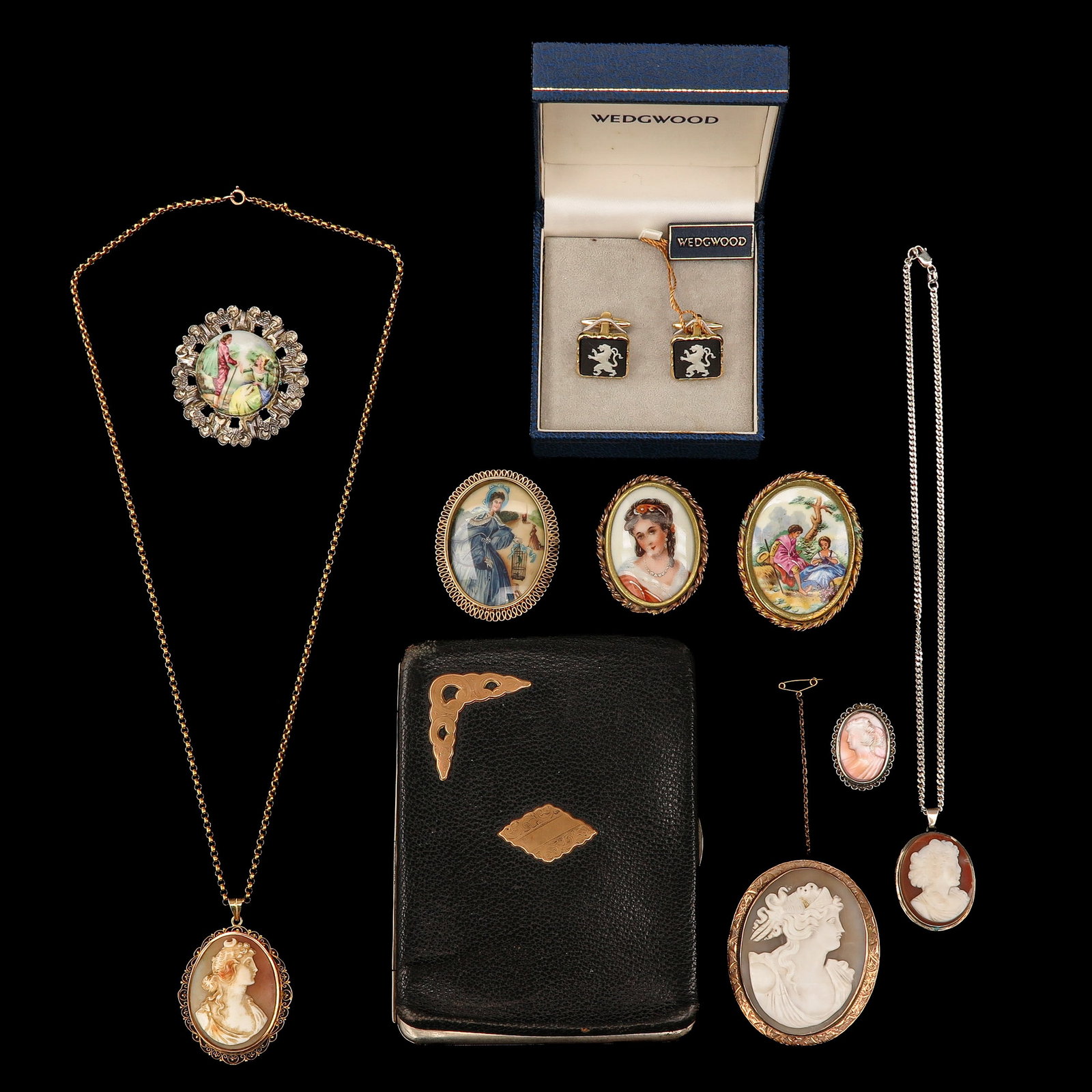 A Collection of Jewerly: consisting of a collection of jewellery and accessories, including 9 Krt. gold and Wedgwood cufflinks