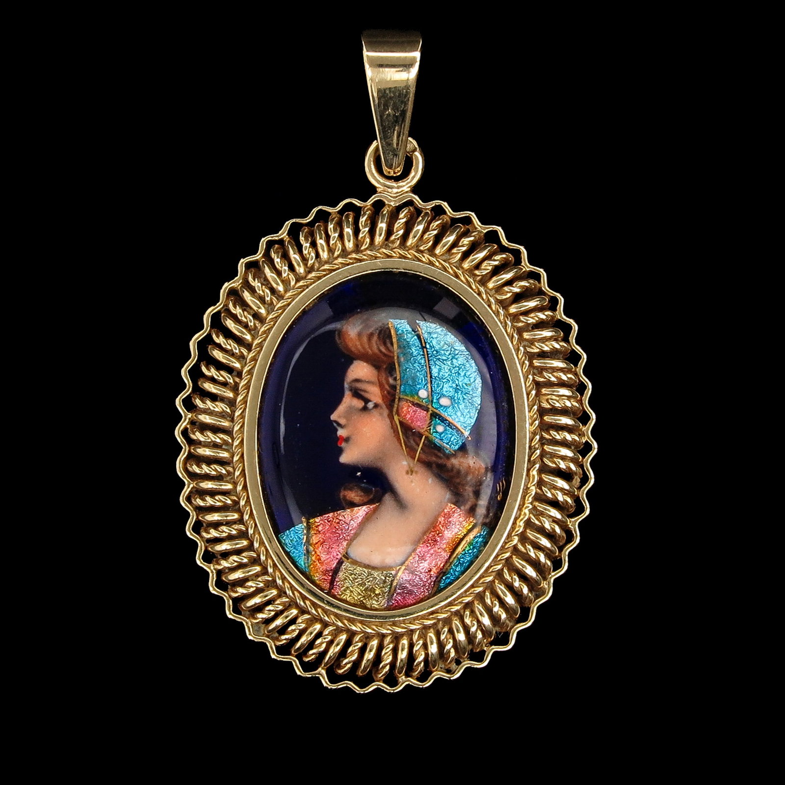 A 14KG Pendant: 14 Krt. gold, set with enamelled portrait, length 40 mm.